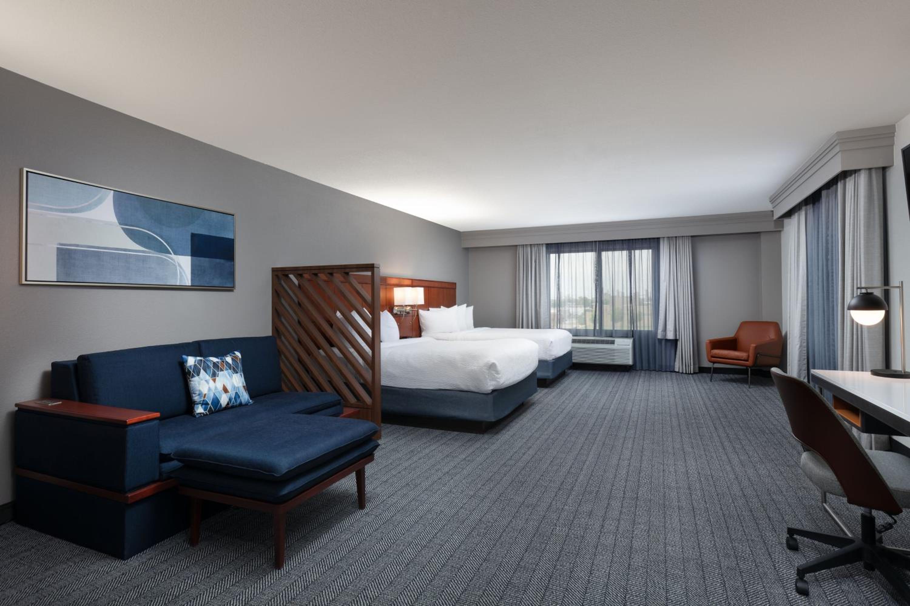 Large Queen Room with Two Queen Beds - Photo 7