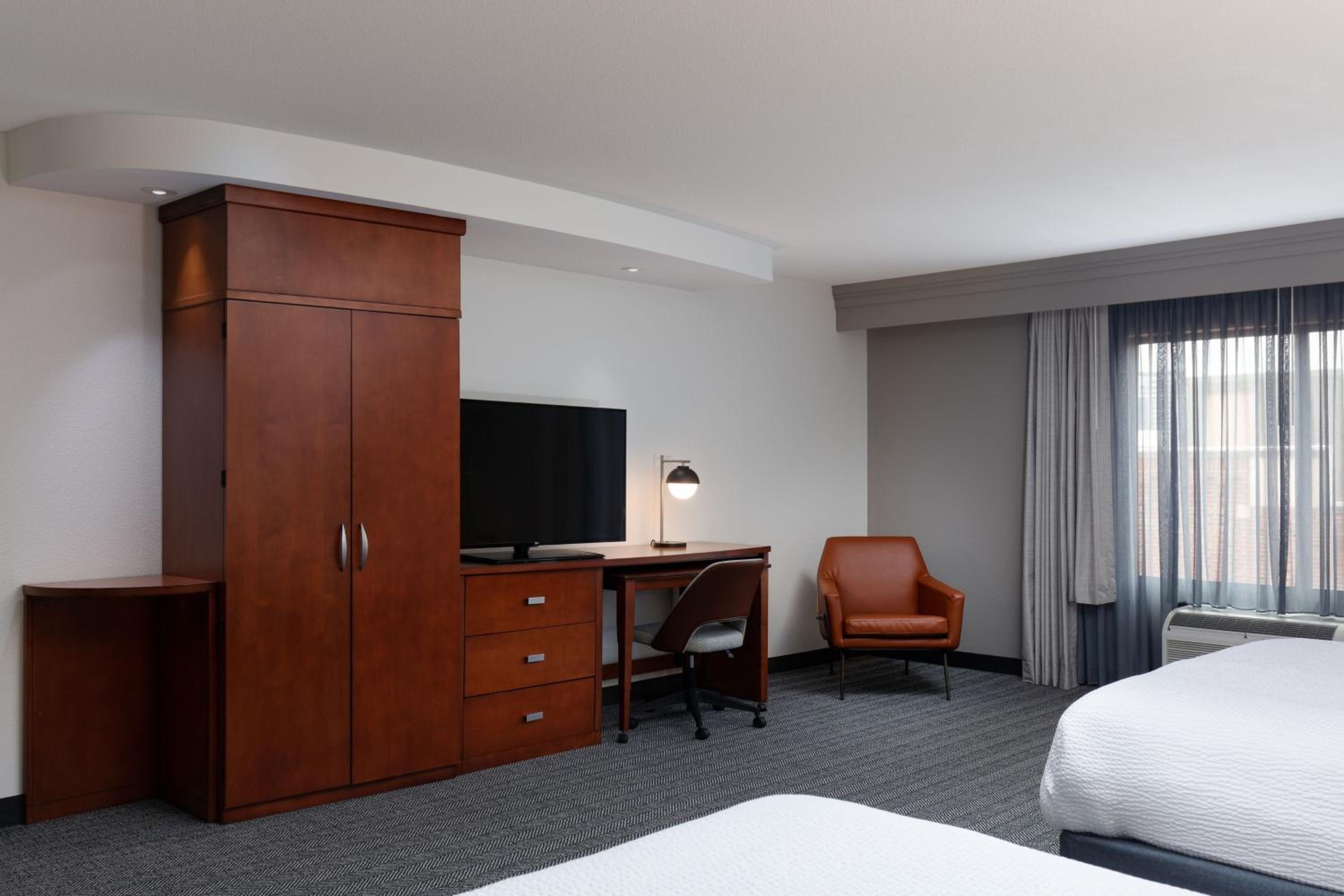 Large Queen Room with Two Queen Beds - Photo 10