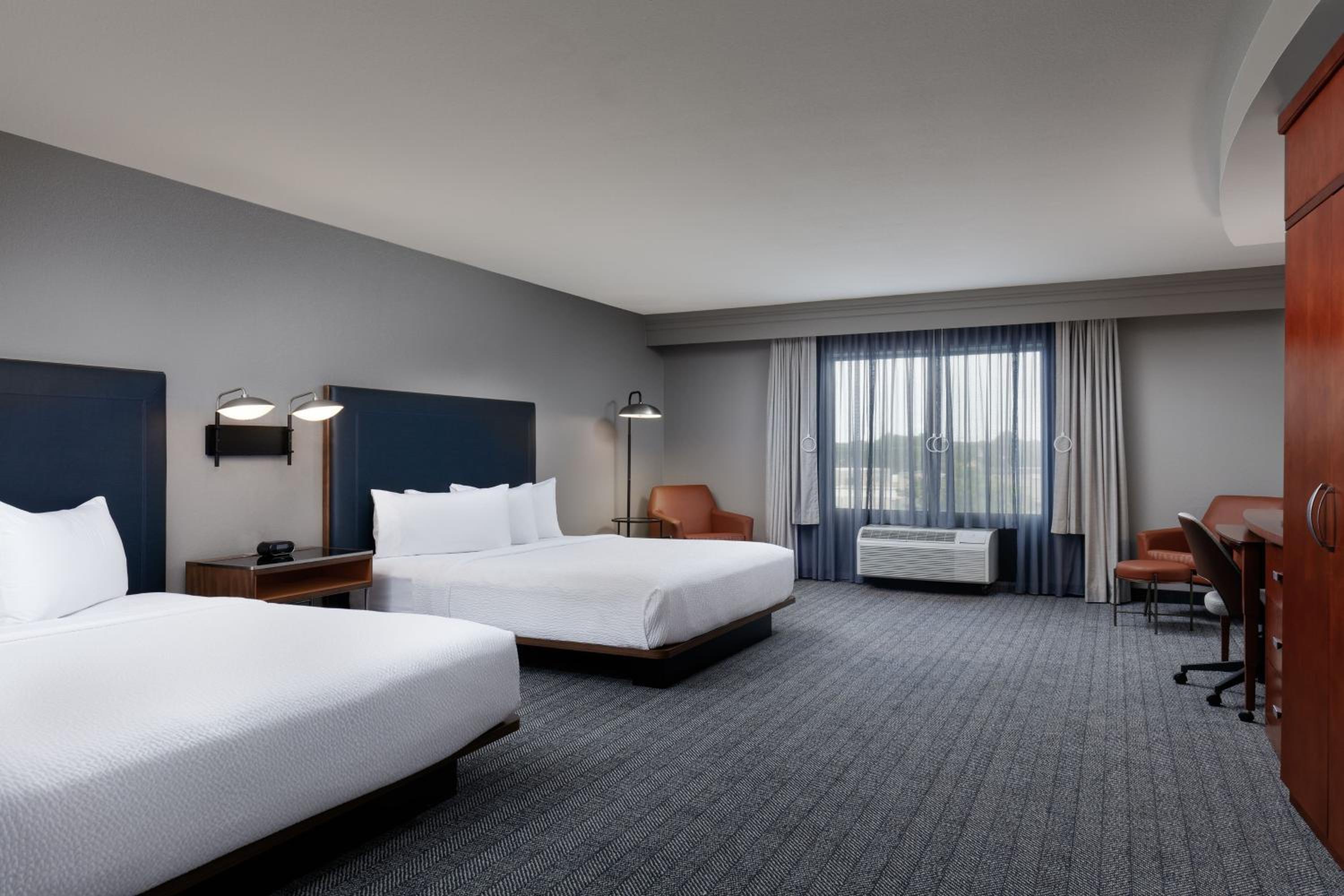Large Queen Room with Two Queen Beds - Photo 8