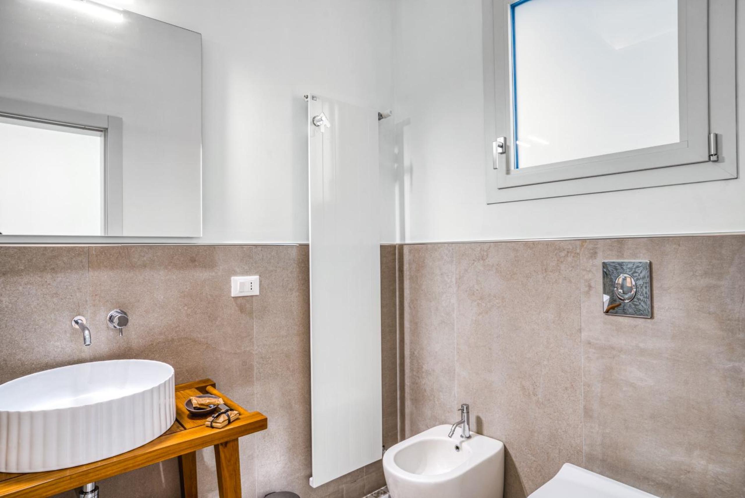 Double Room with Private Bathroom - Photo 8