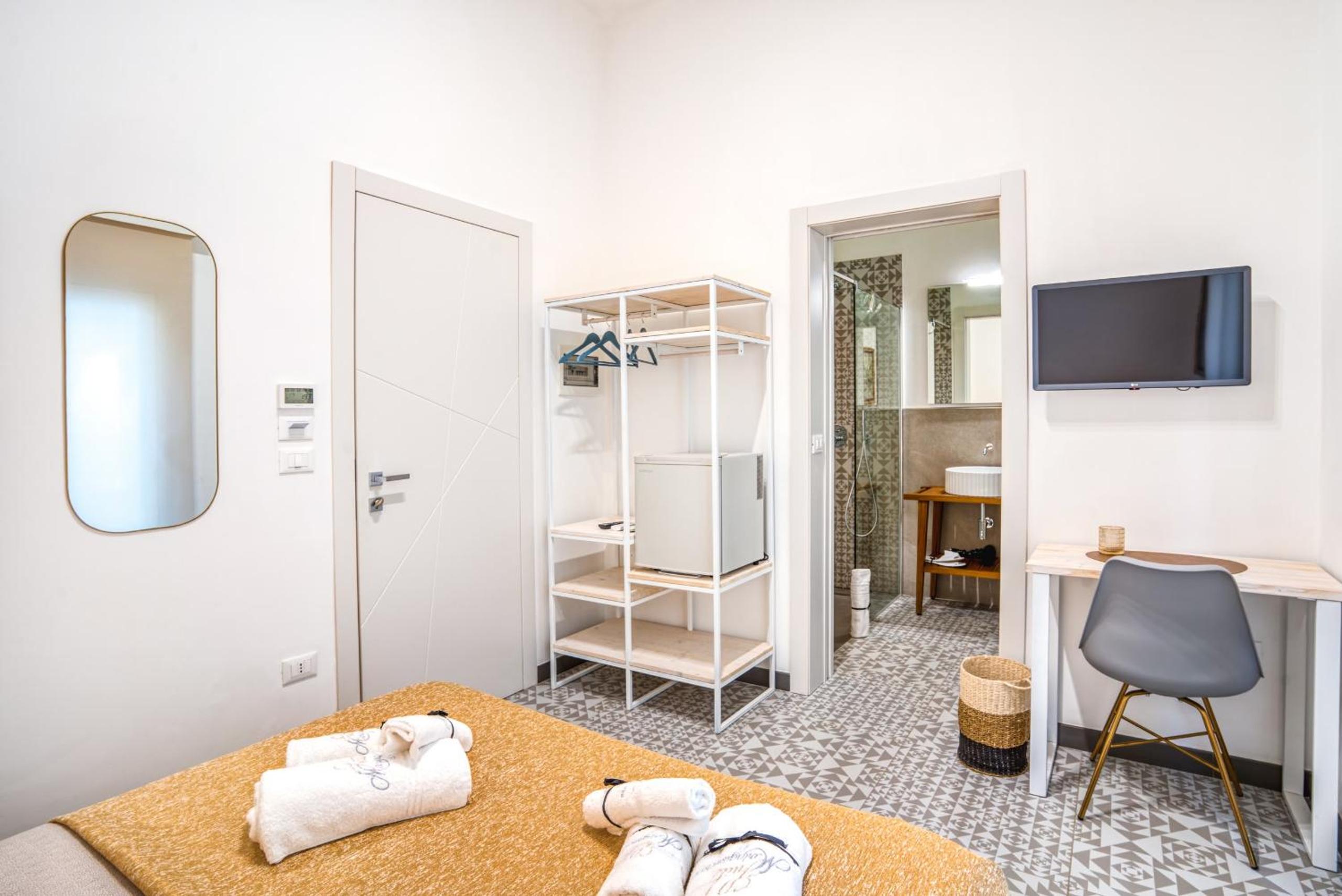 Double Room with Private Bathroom - Photo 9