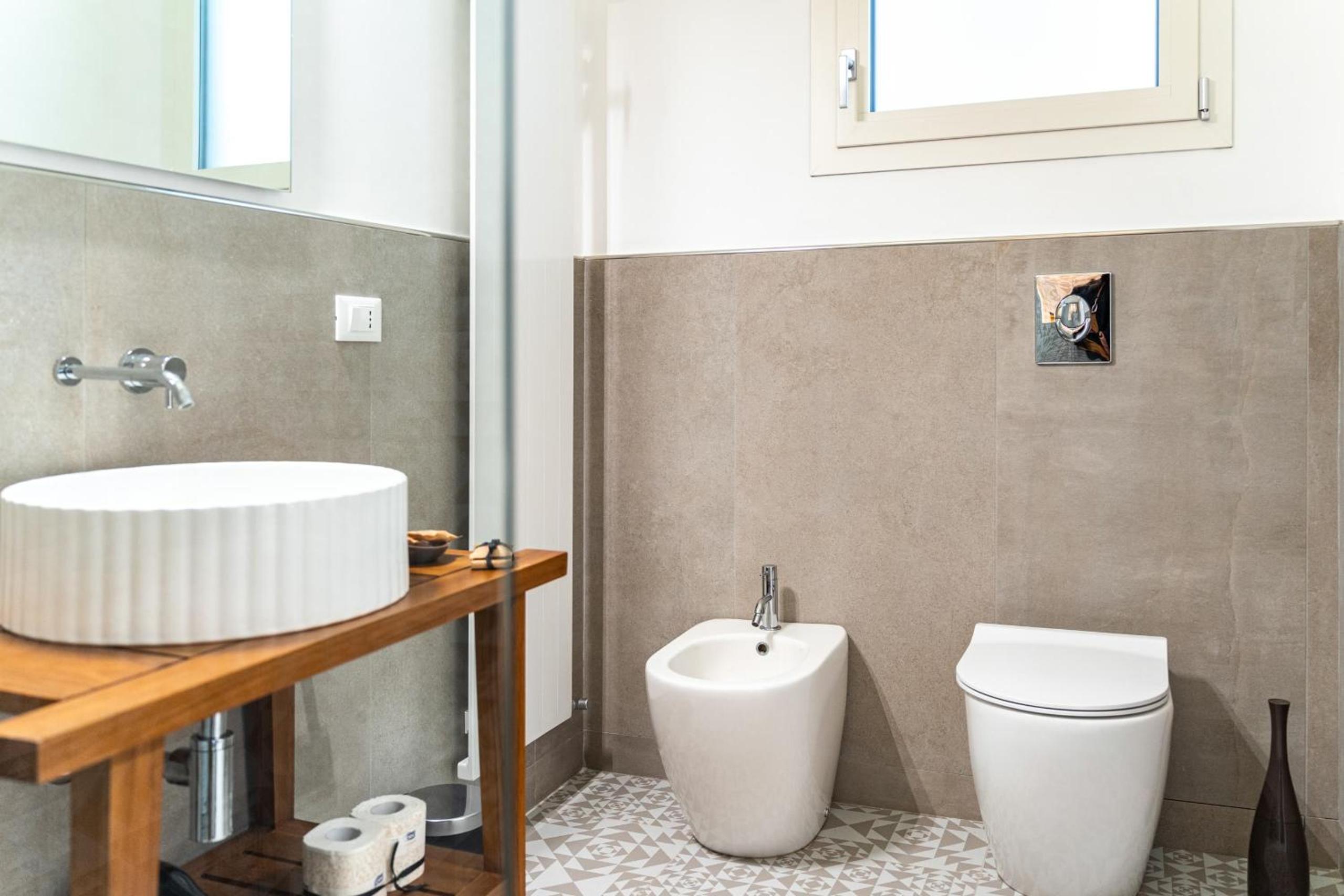 Double Room with Private Bathroom - Photo 10
