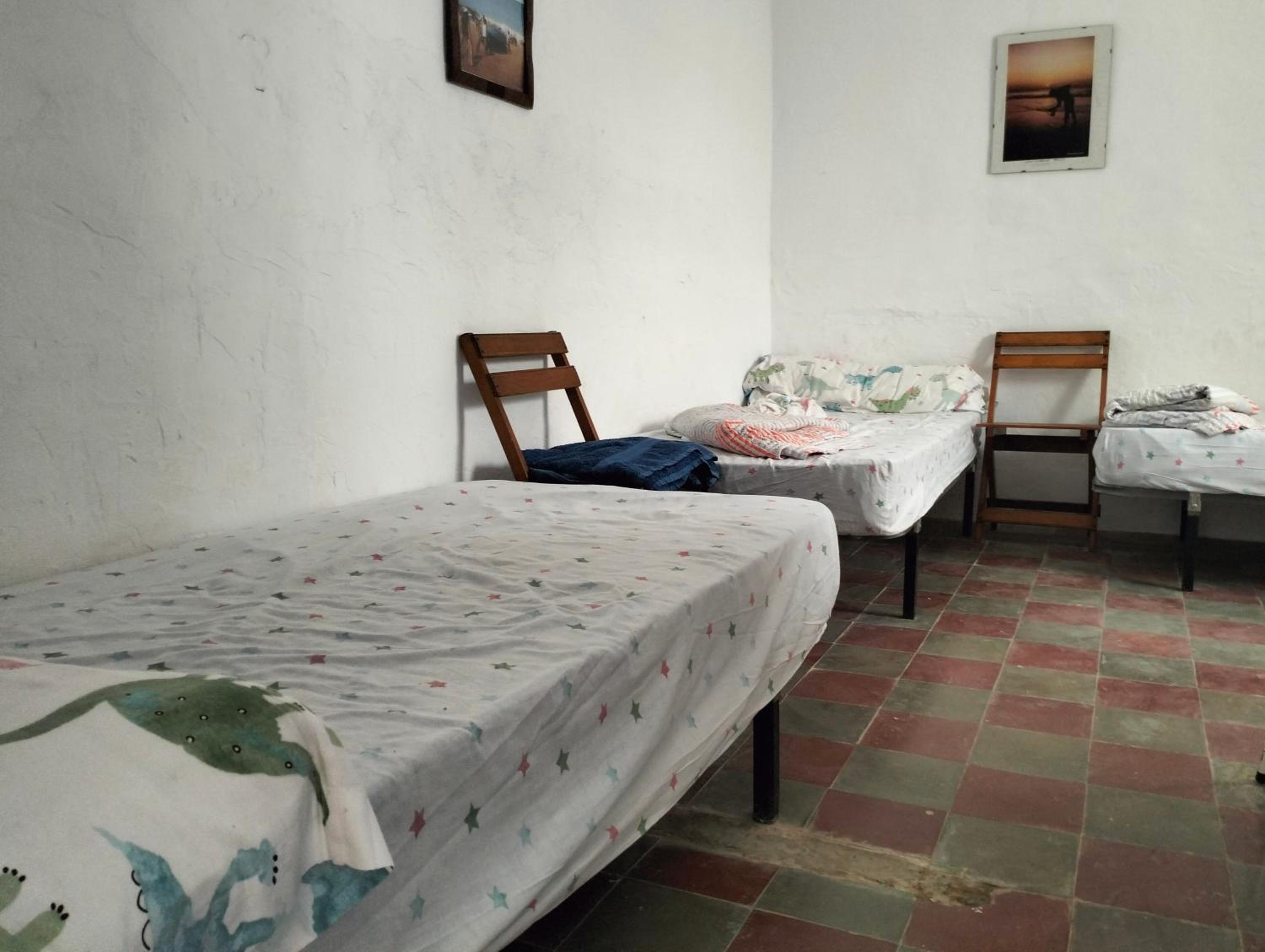 Cama individual en habitación compartida femenina