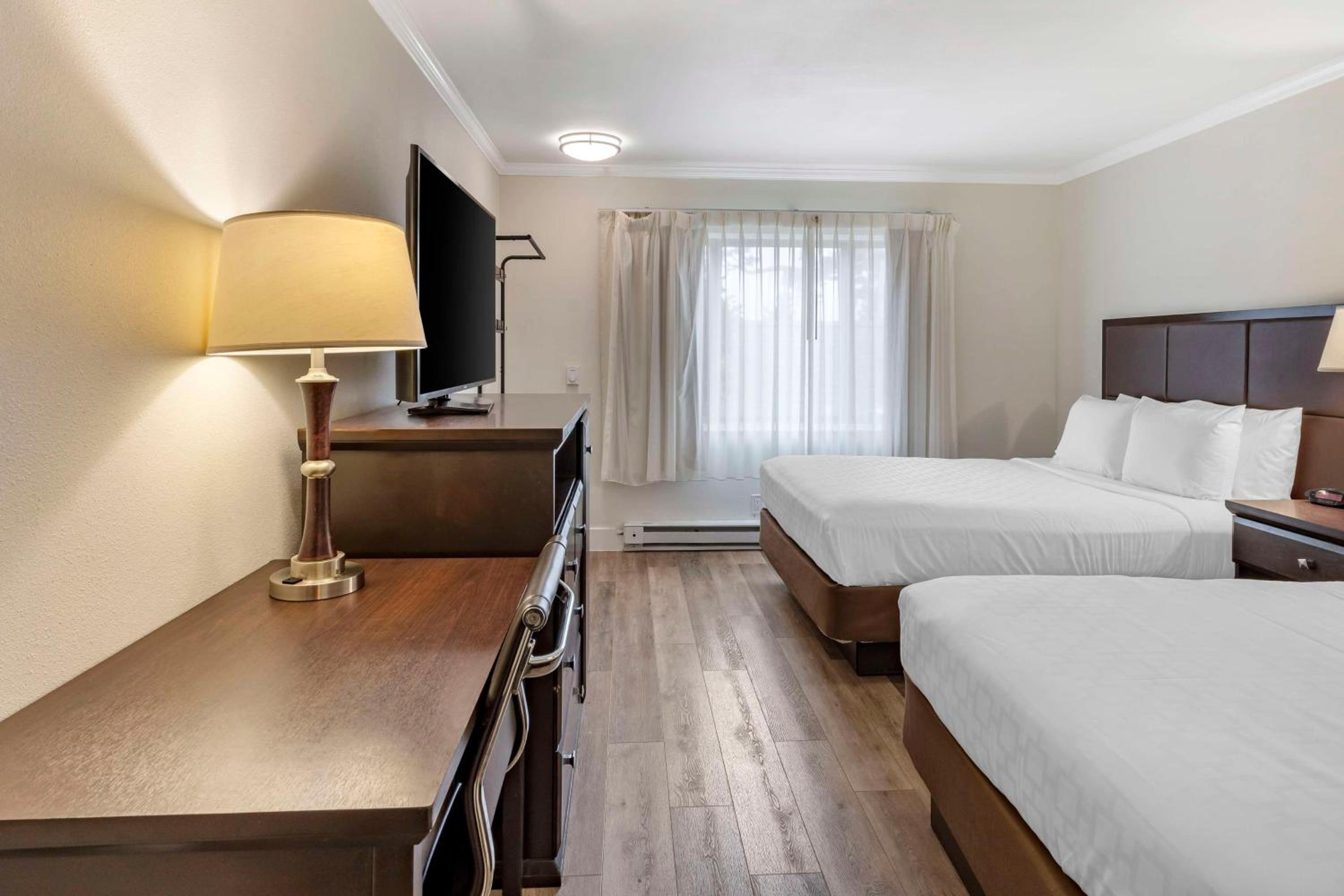 Queen Room with Two Queen Beds - Photo 2