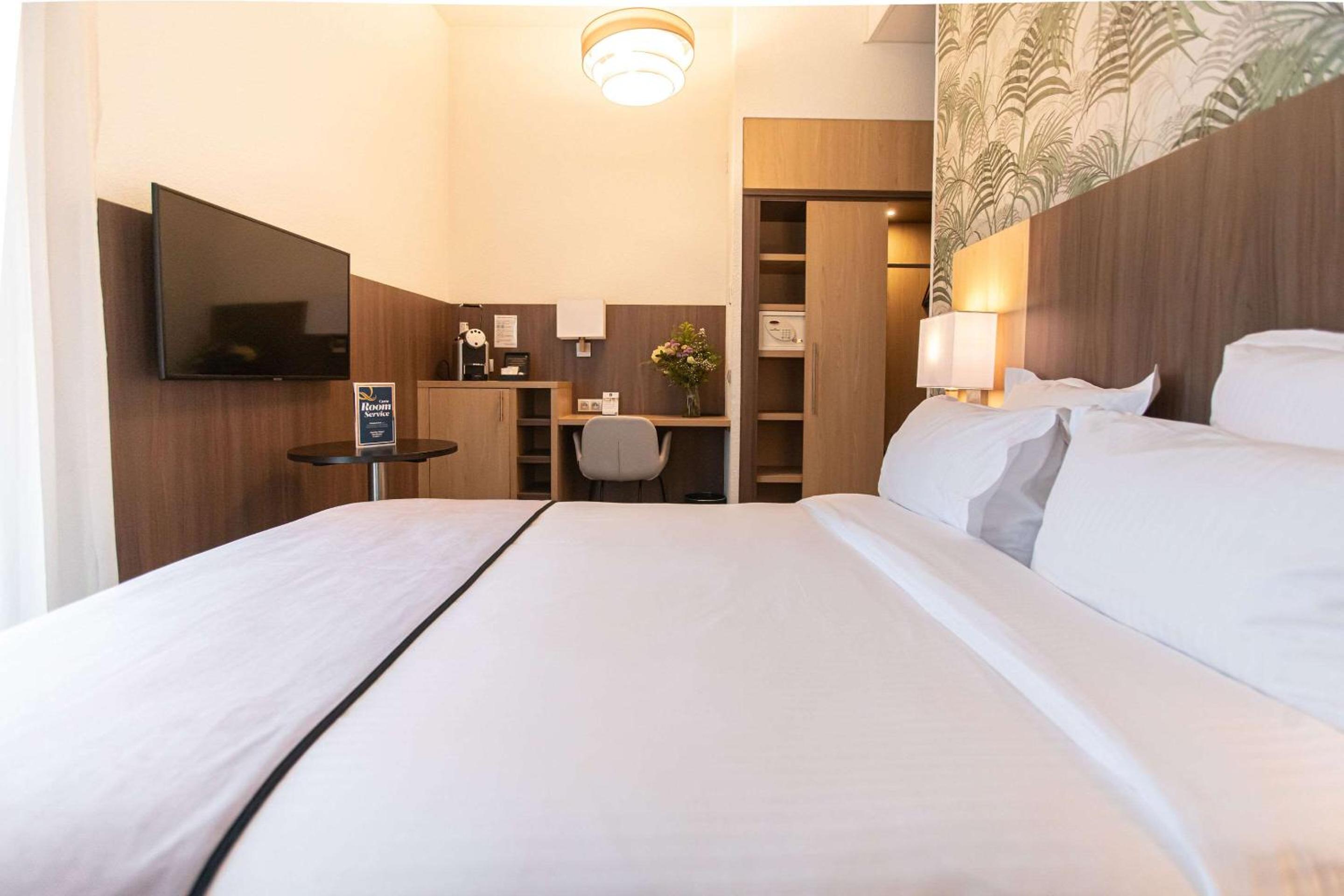 Double Room - Non-Smoking  - Photo 8