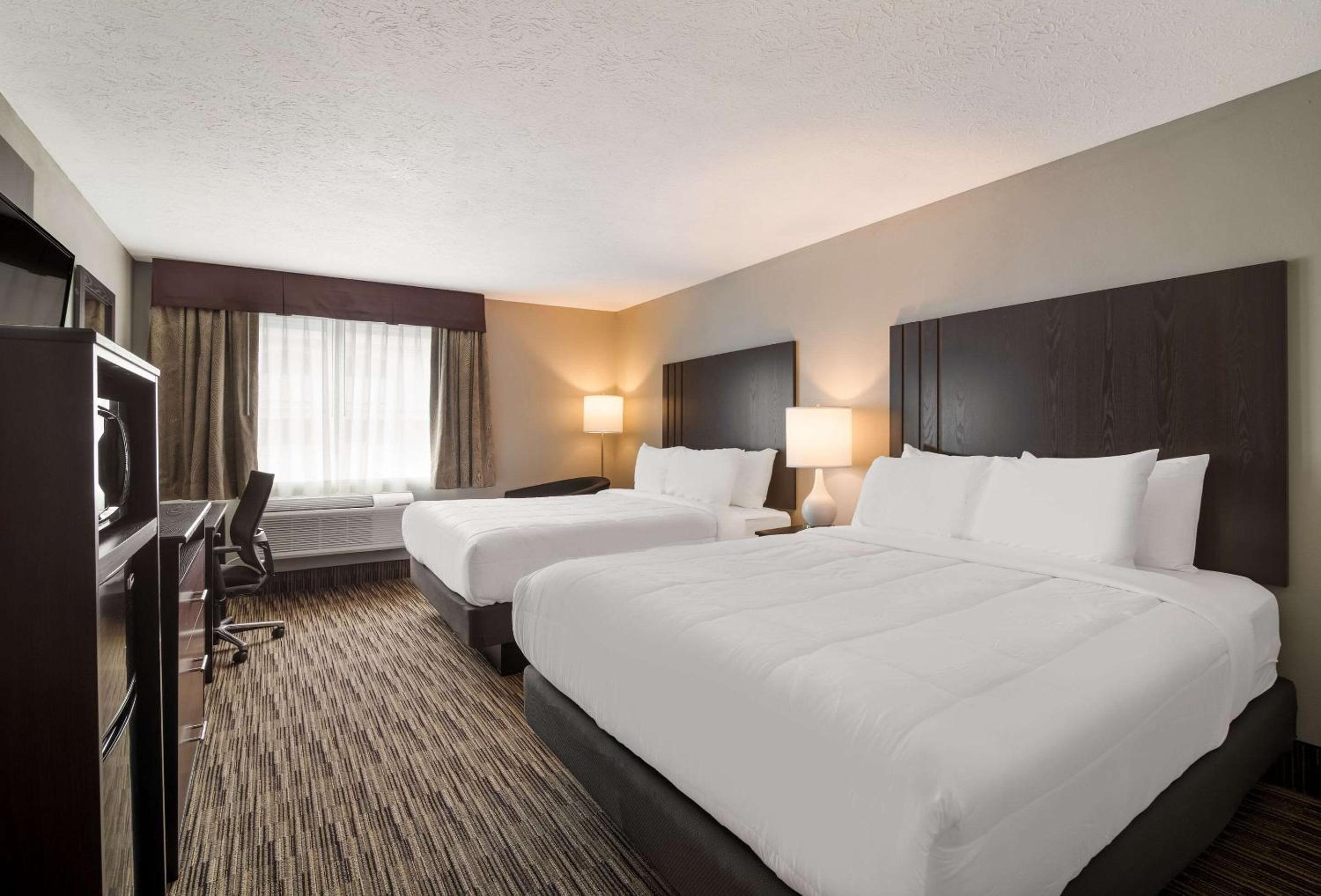 Queen Room with Two Queen Beds - Non-Smoking - Photo 2