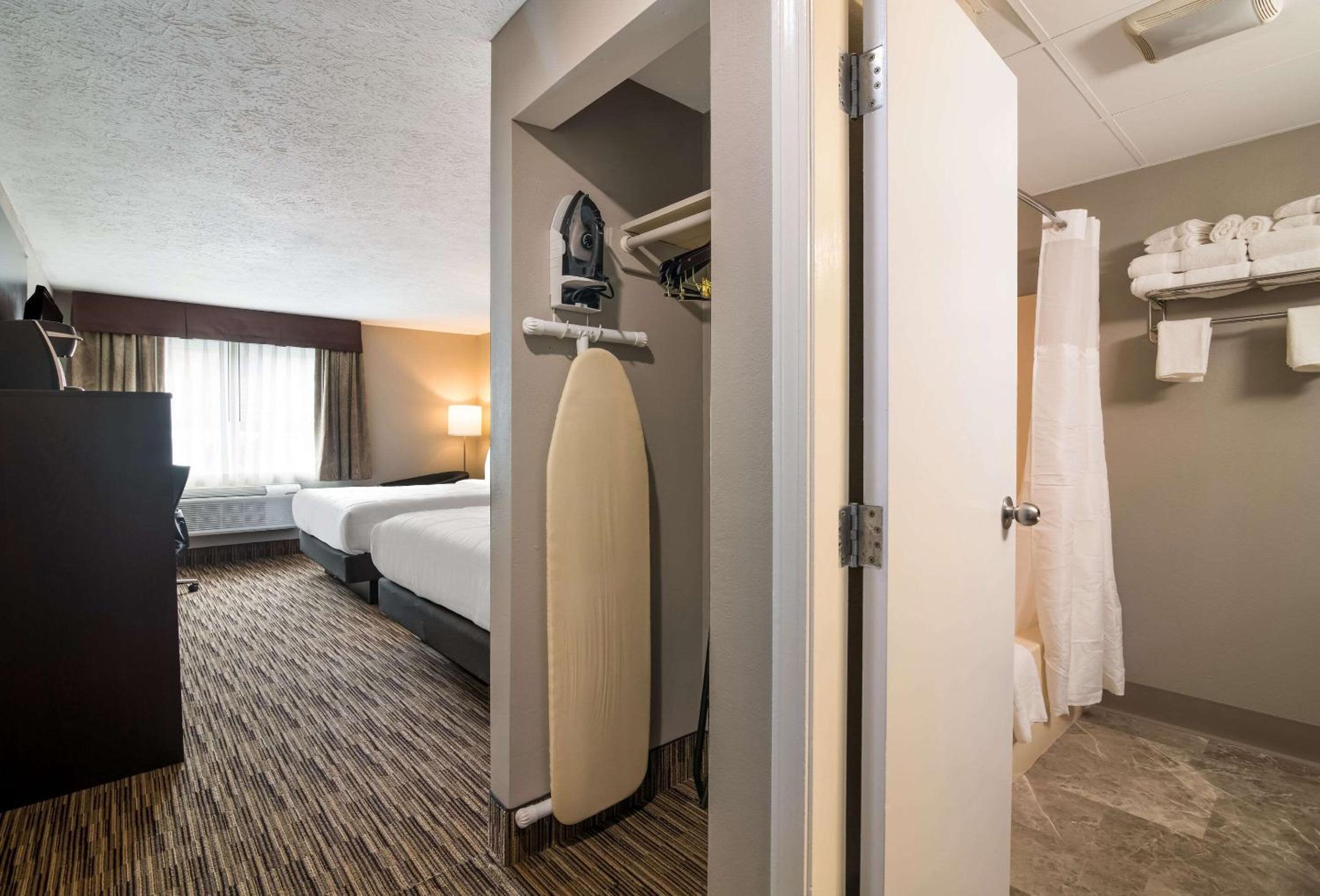 Queen Room with Two Queen Beds - Non-Smoking - Photo 3