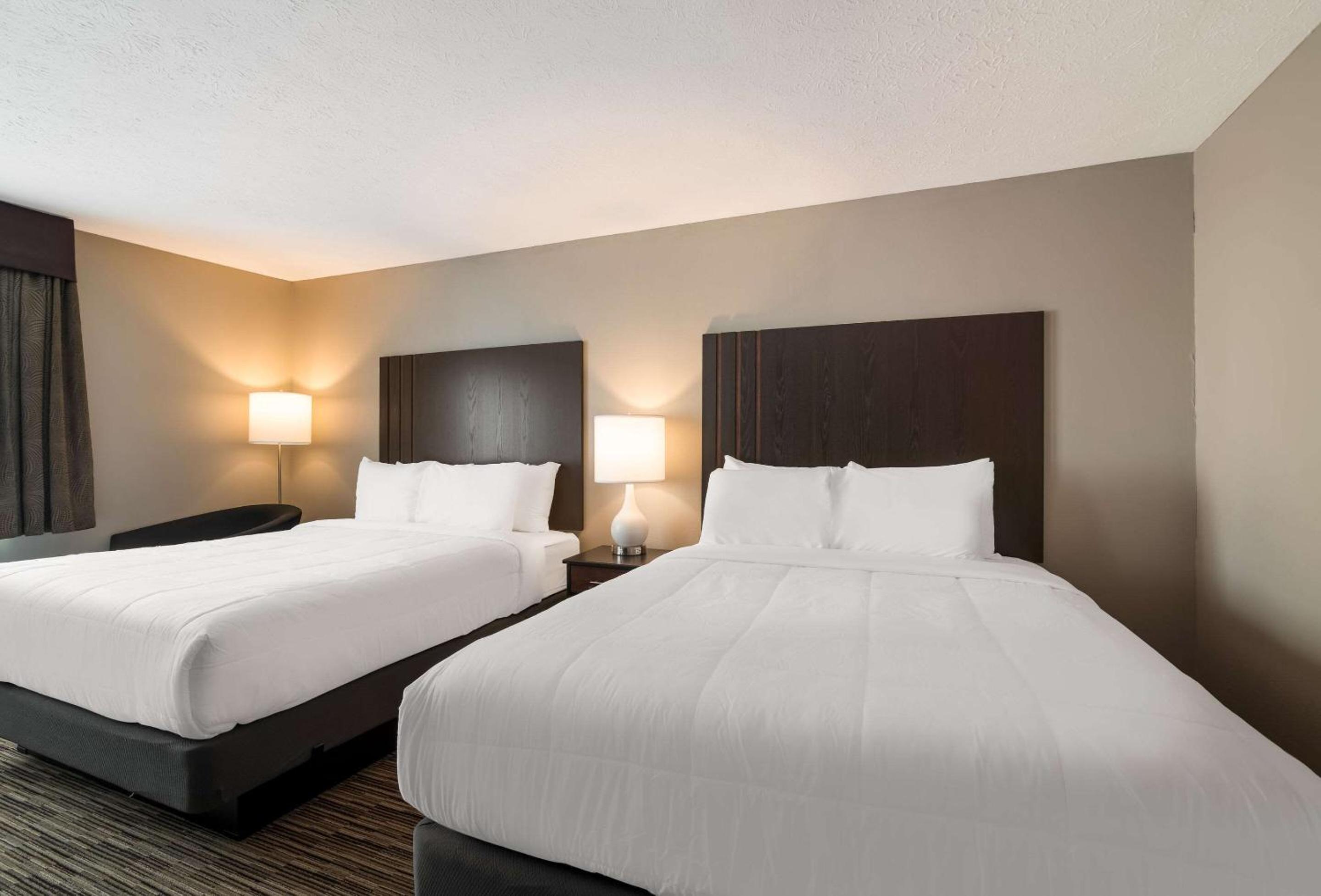 Queen Room with Two Queen Beds - Non-Smoking - Photo 10