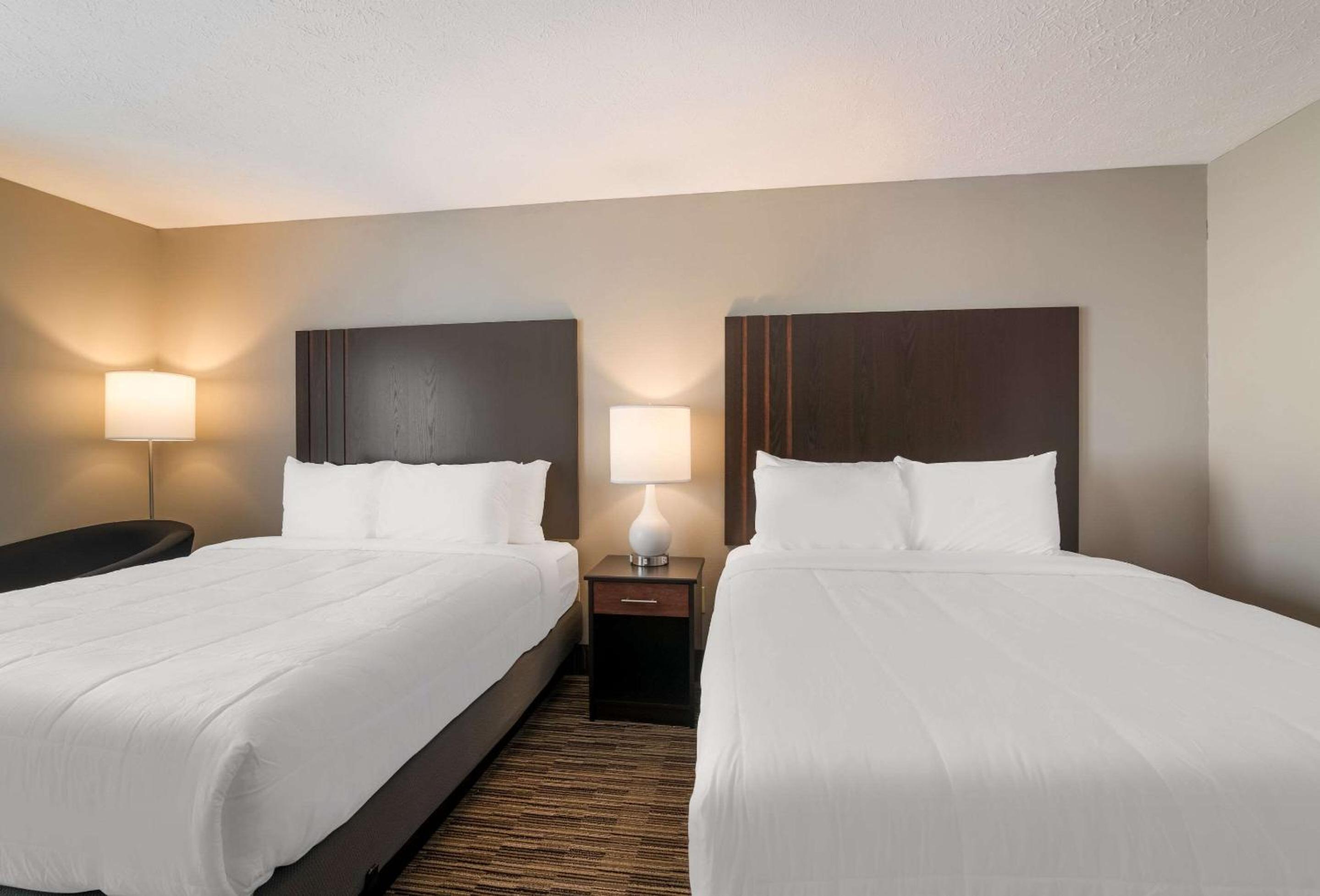 Queen Room with Two Queen Beds - Non-Smoking - Photo 9