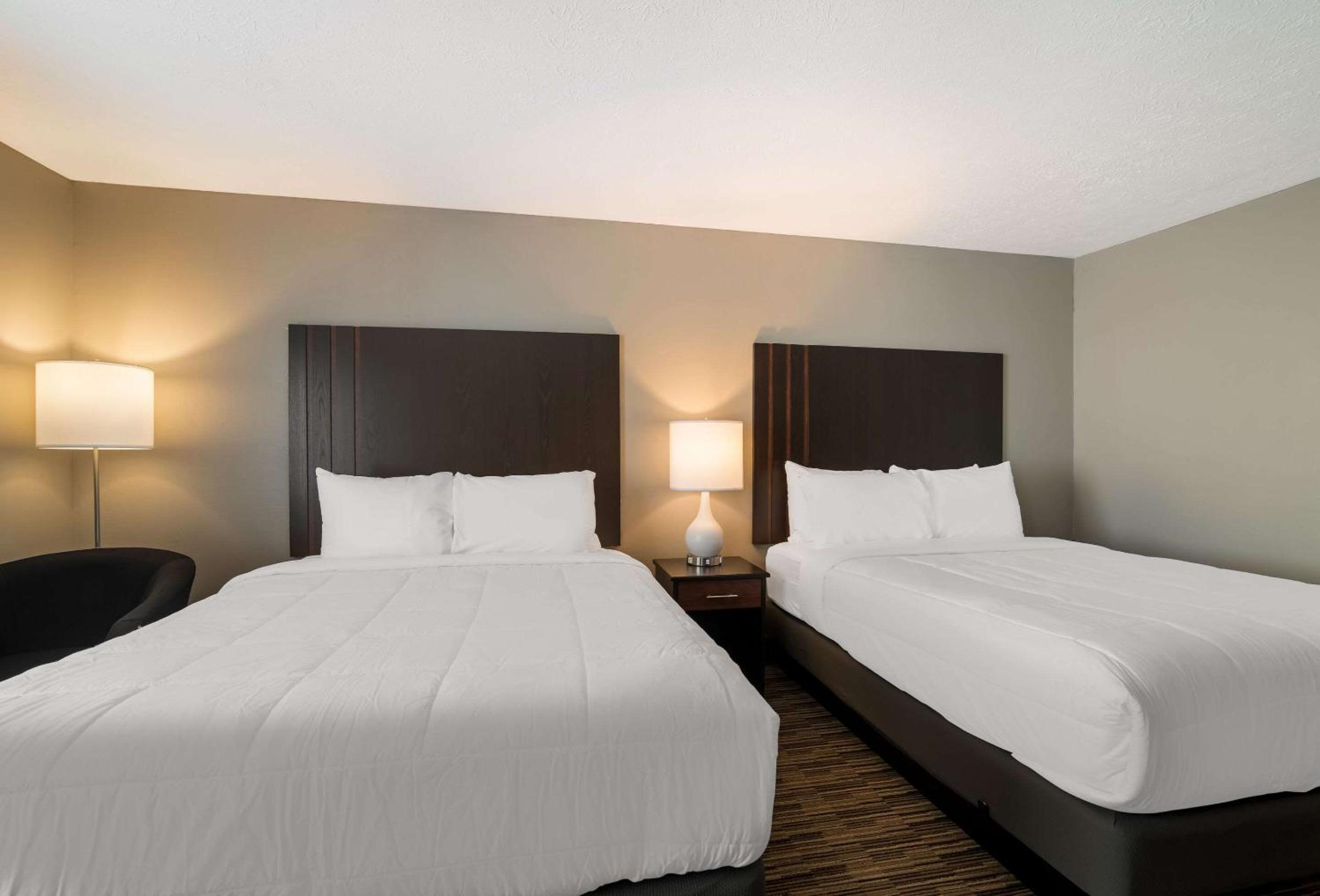 Queen Room with Two Queen Beds - Non-Smoking - Photo 8
