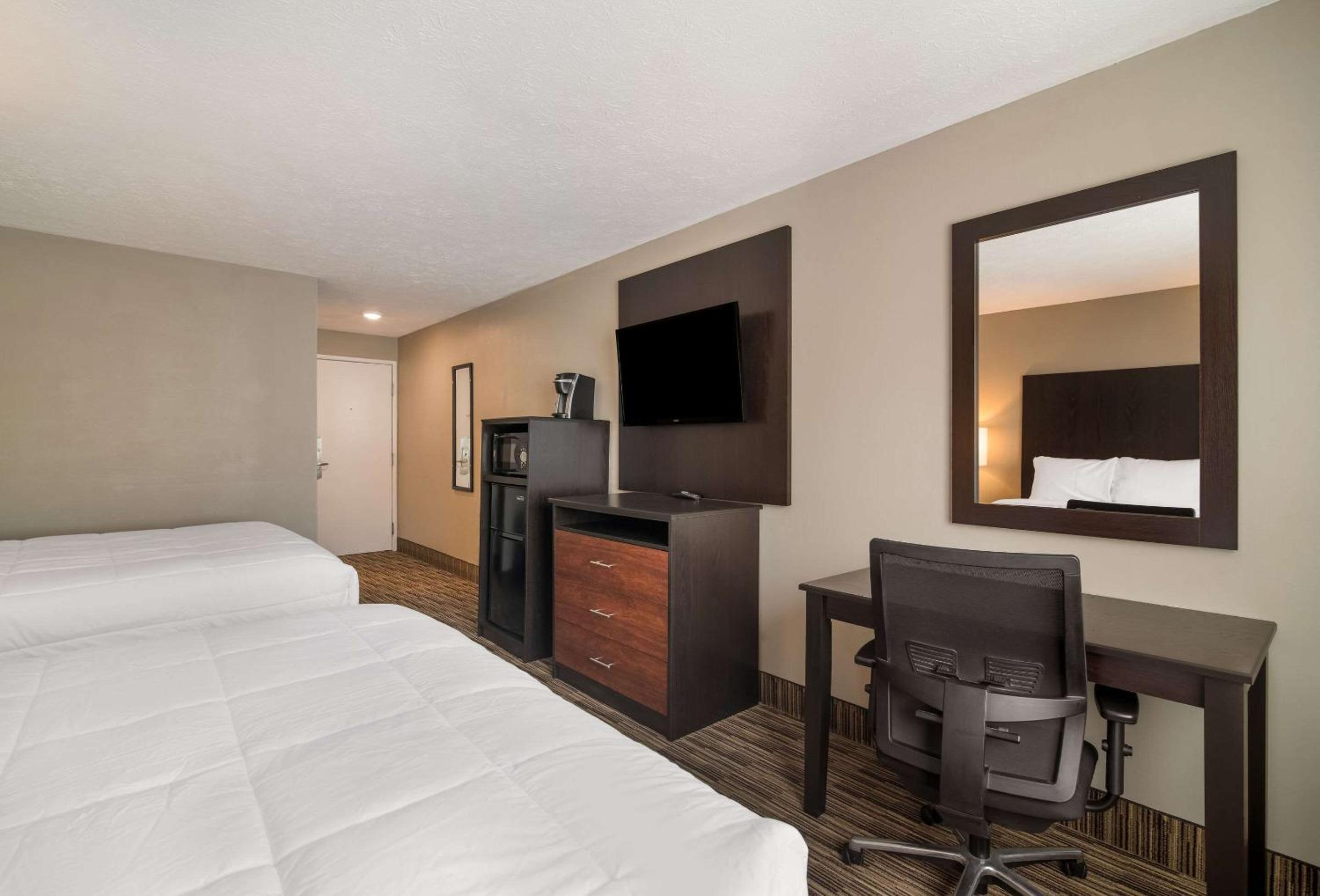 Queen Room with Two Queen Beds - Non-Smoking - Photo 6