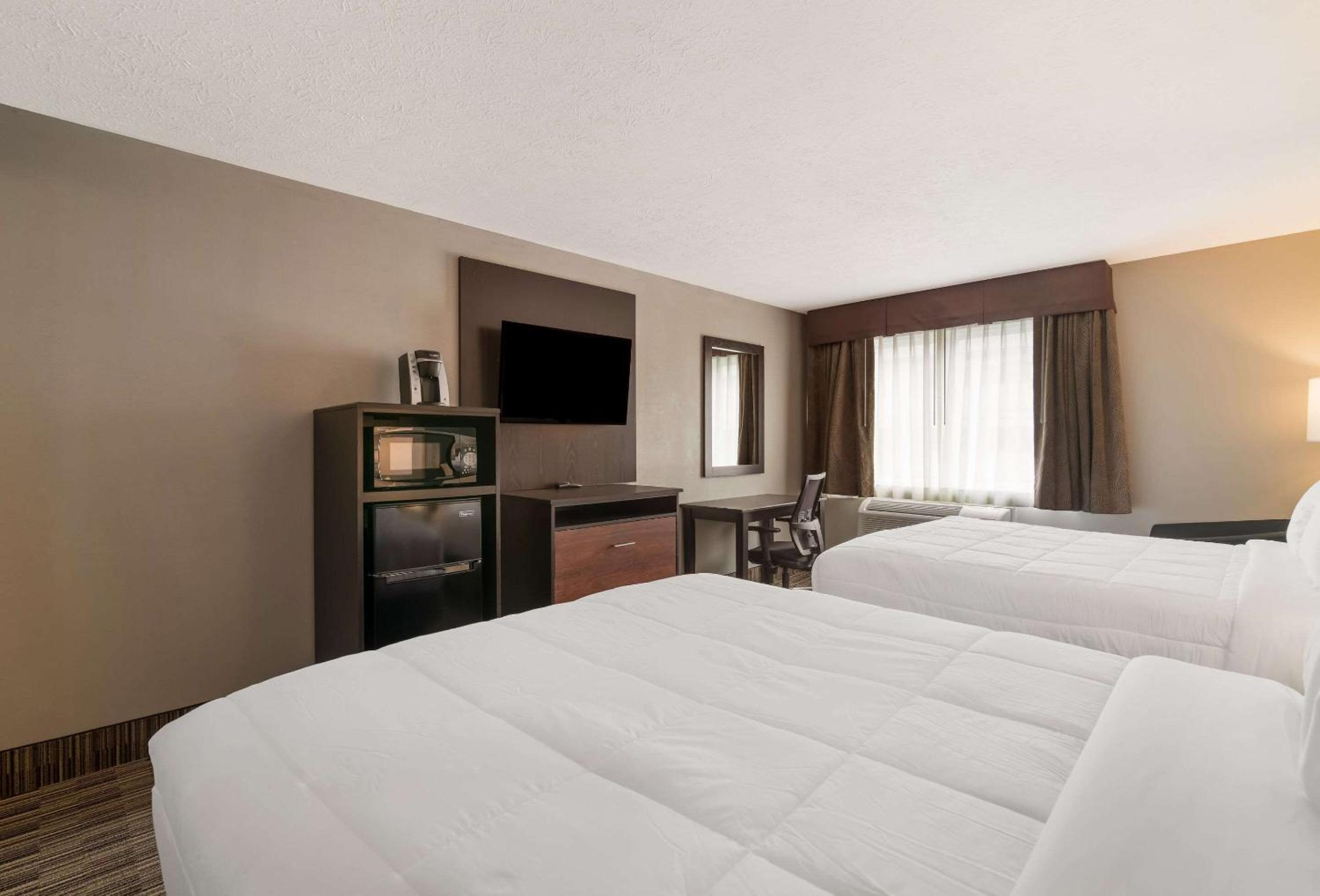 Queen Room with Two Queen Beds - Non-Smoking - Photo 5