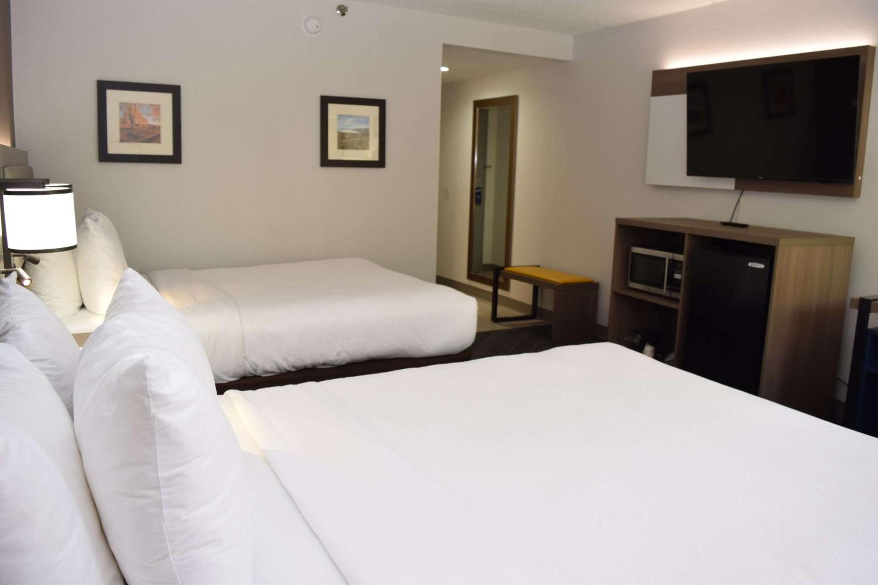 Comfort Inn & Suites Syracuse-Carrier Circle, Photo 3