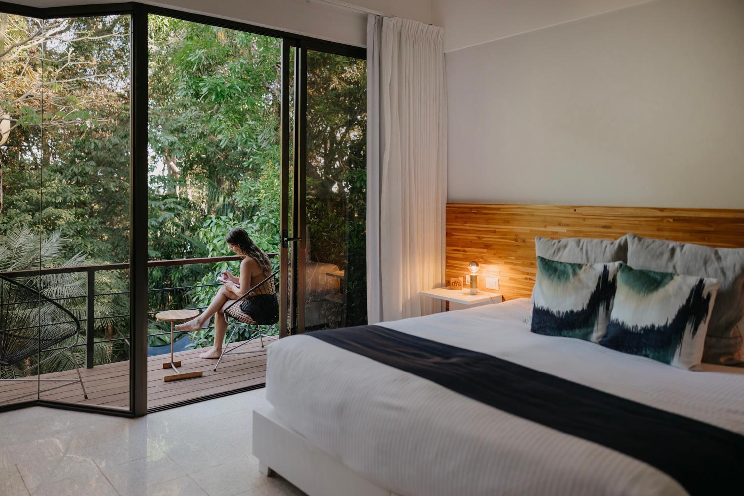 Deluxe King Room with Balcony photo 2