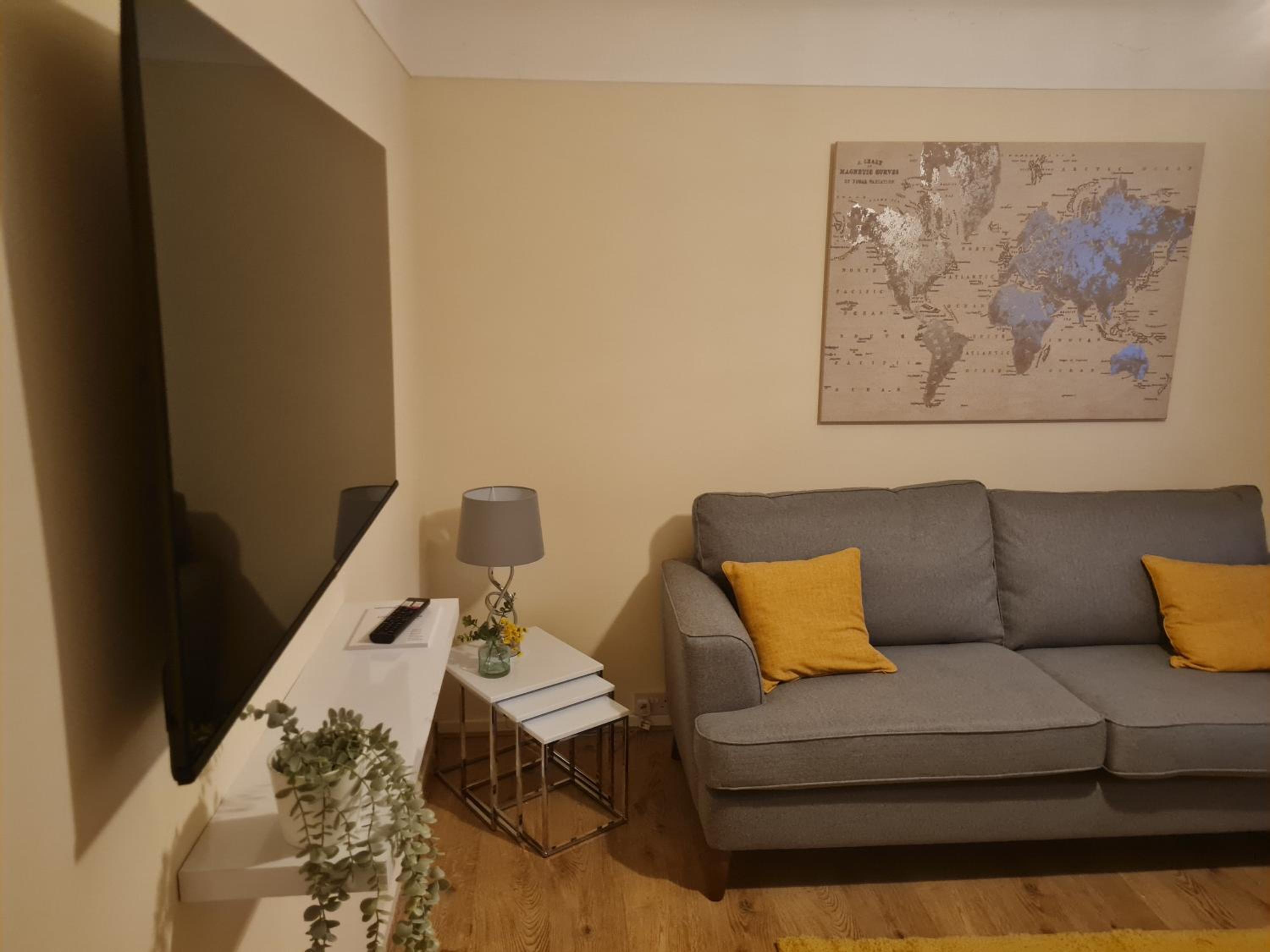 Five-Bedroom House photo 1