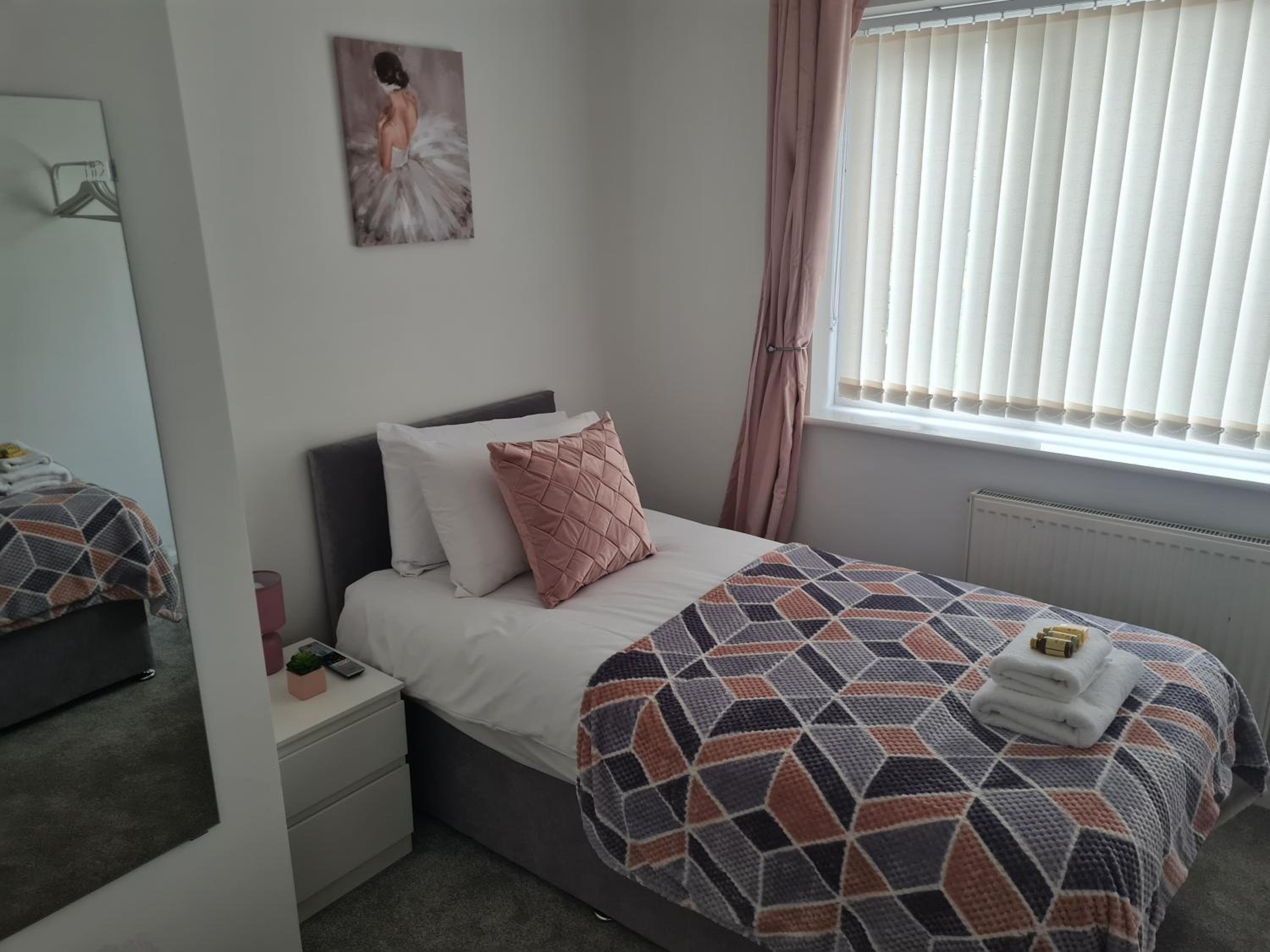 Five-Bedroom House photo 2