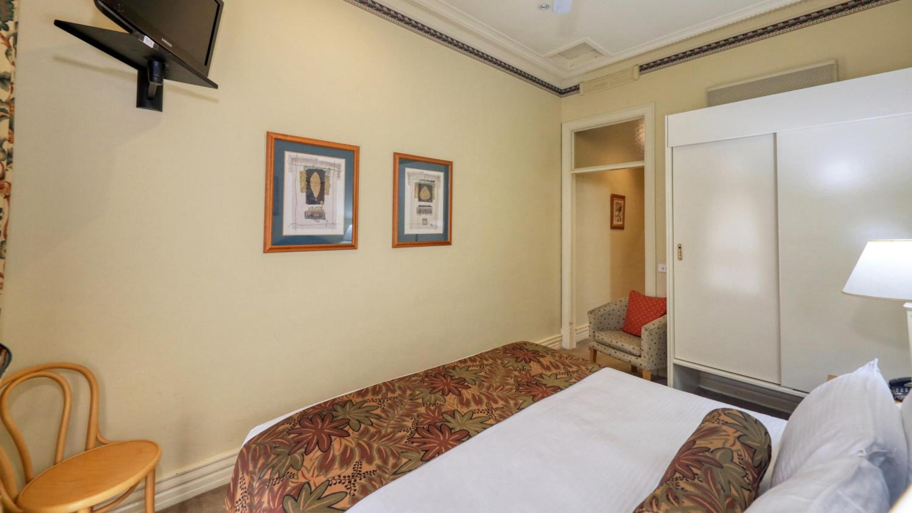 Double Room with Balcony - Photo 3
