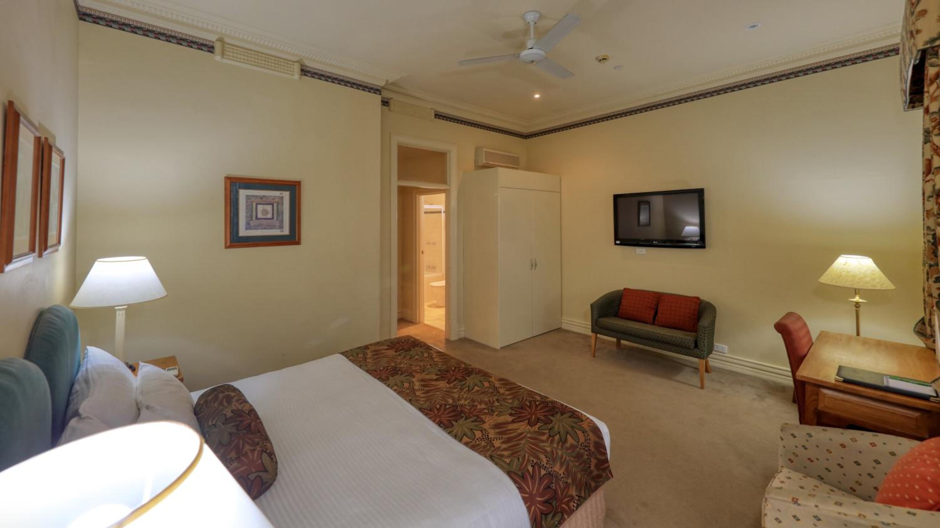Deluxe Double Room with Balcony - Photo 4