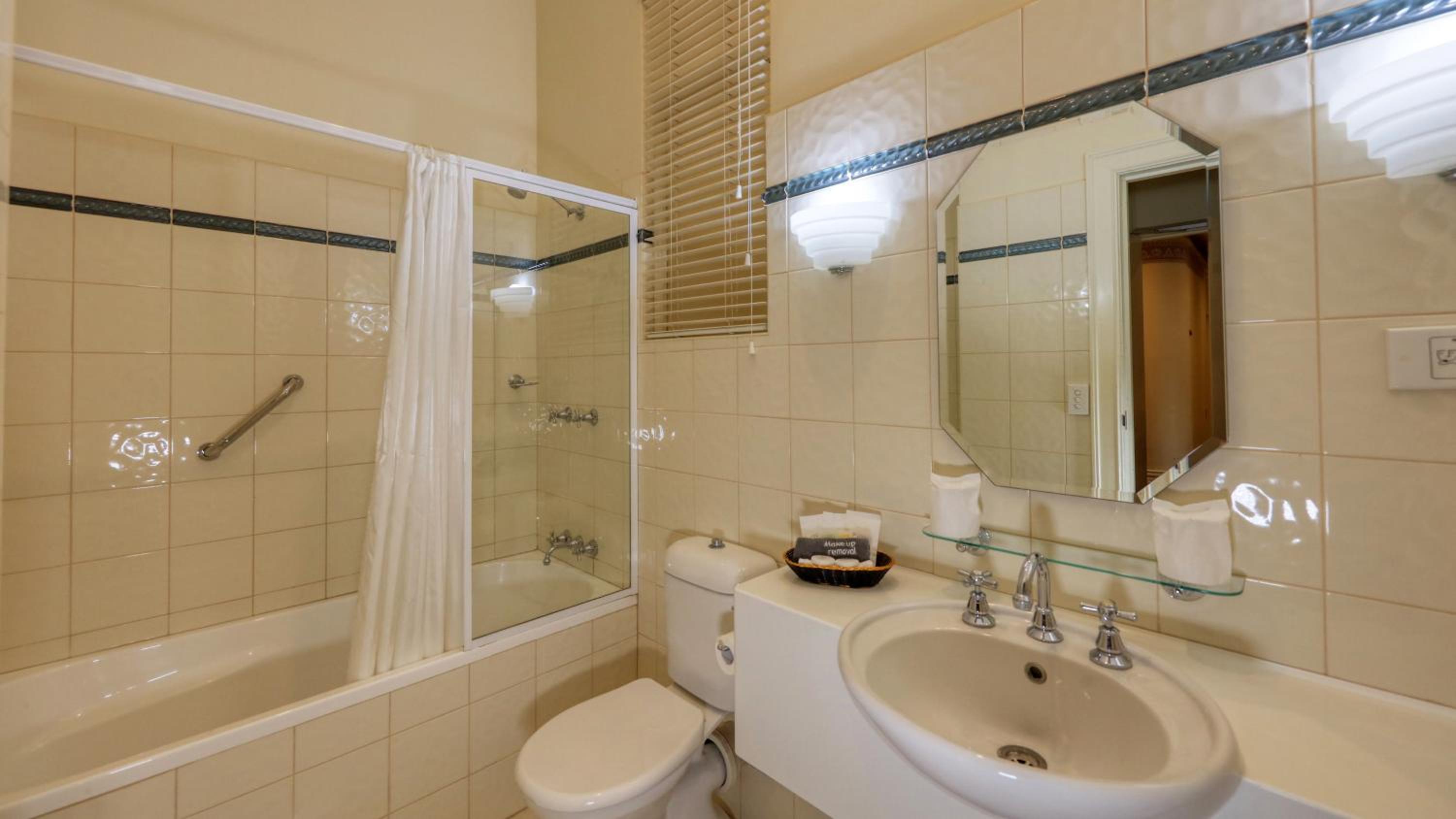 Deluxe Double Room with Balcony - Photo 3