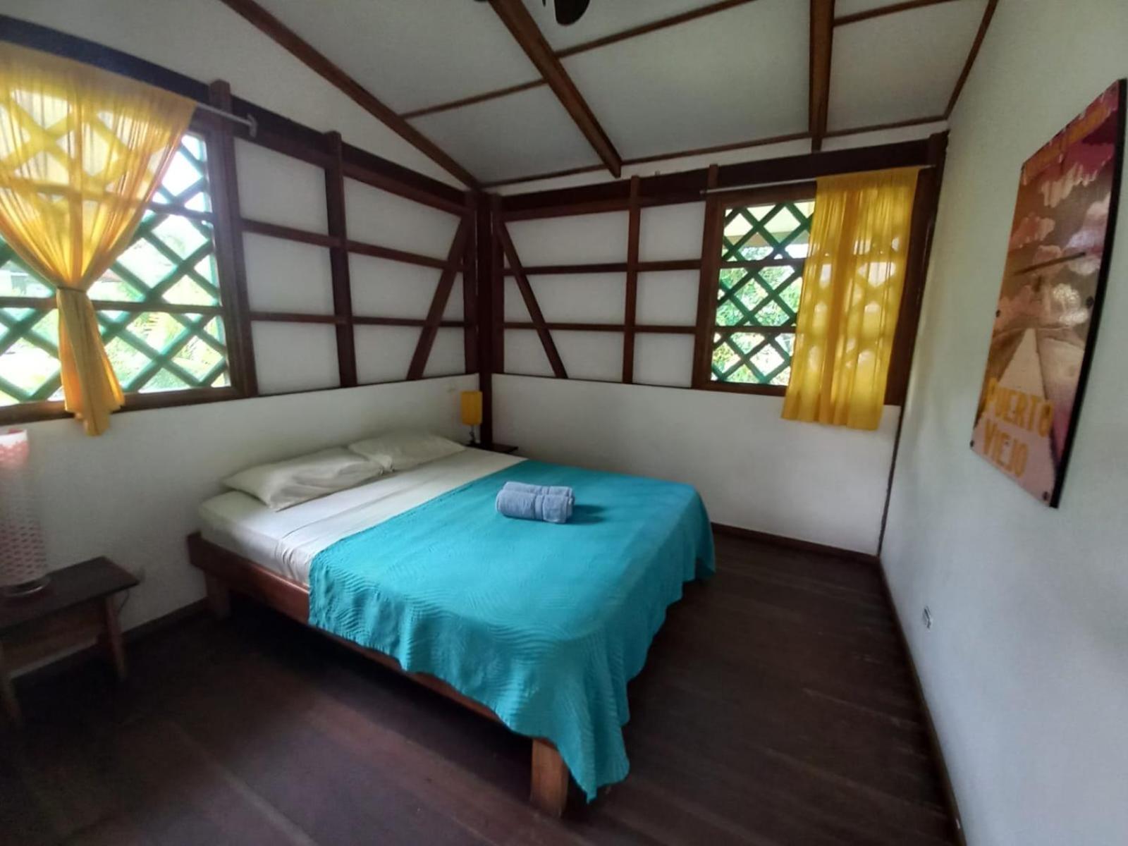 Double Room with Shared Bathroom with A/C photo 2