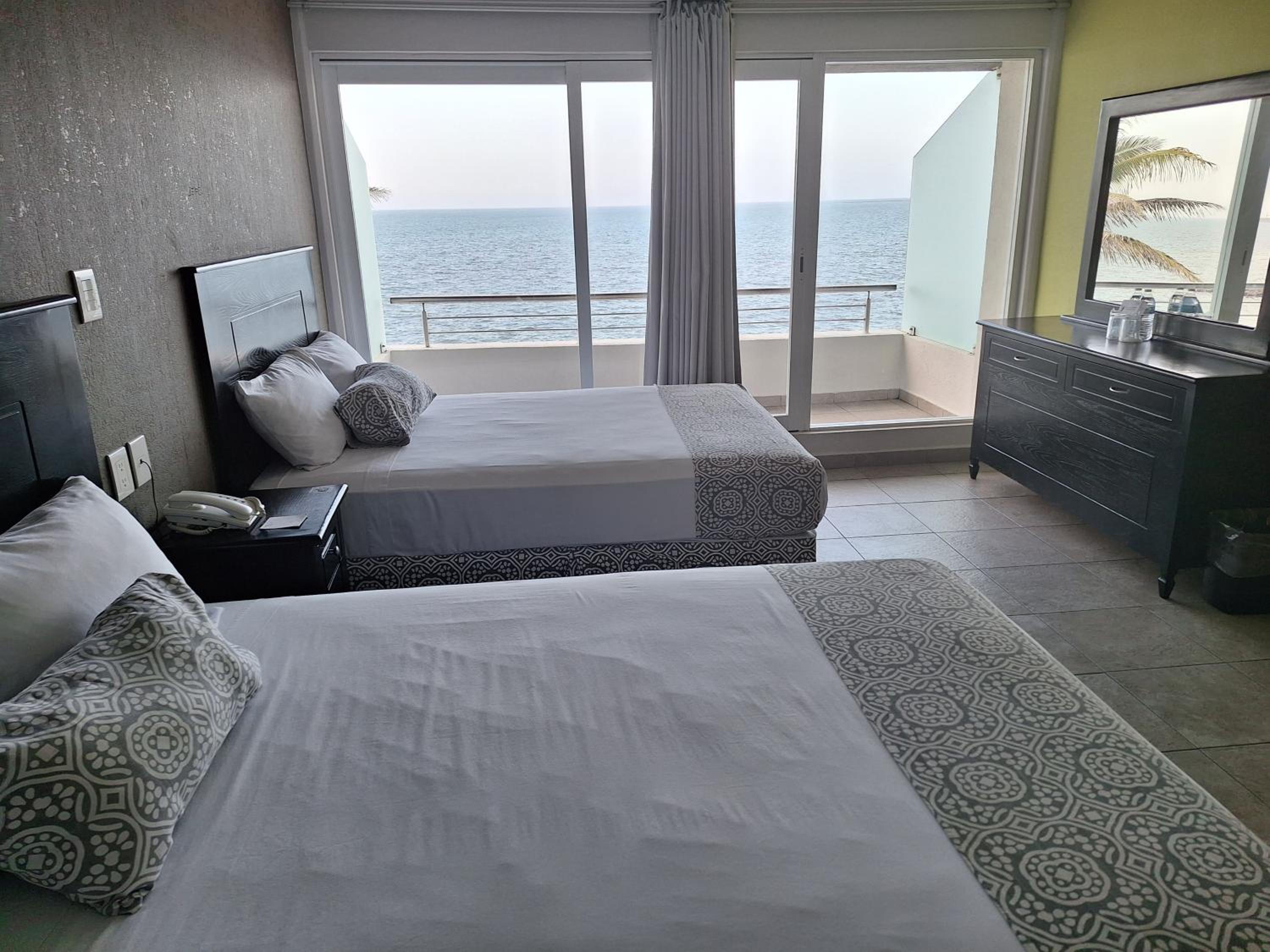 Twin Room with Sea View - Photo 6