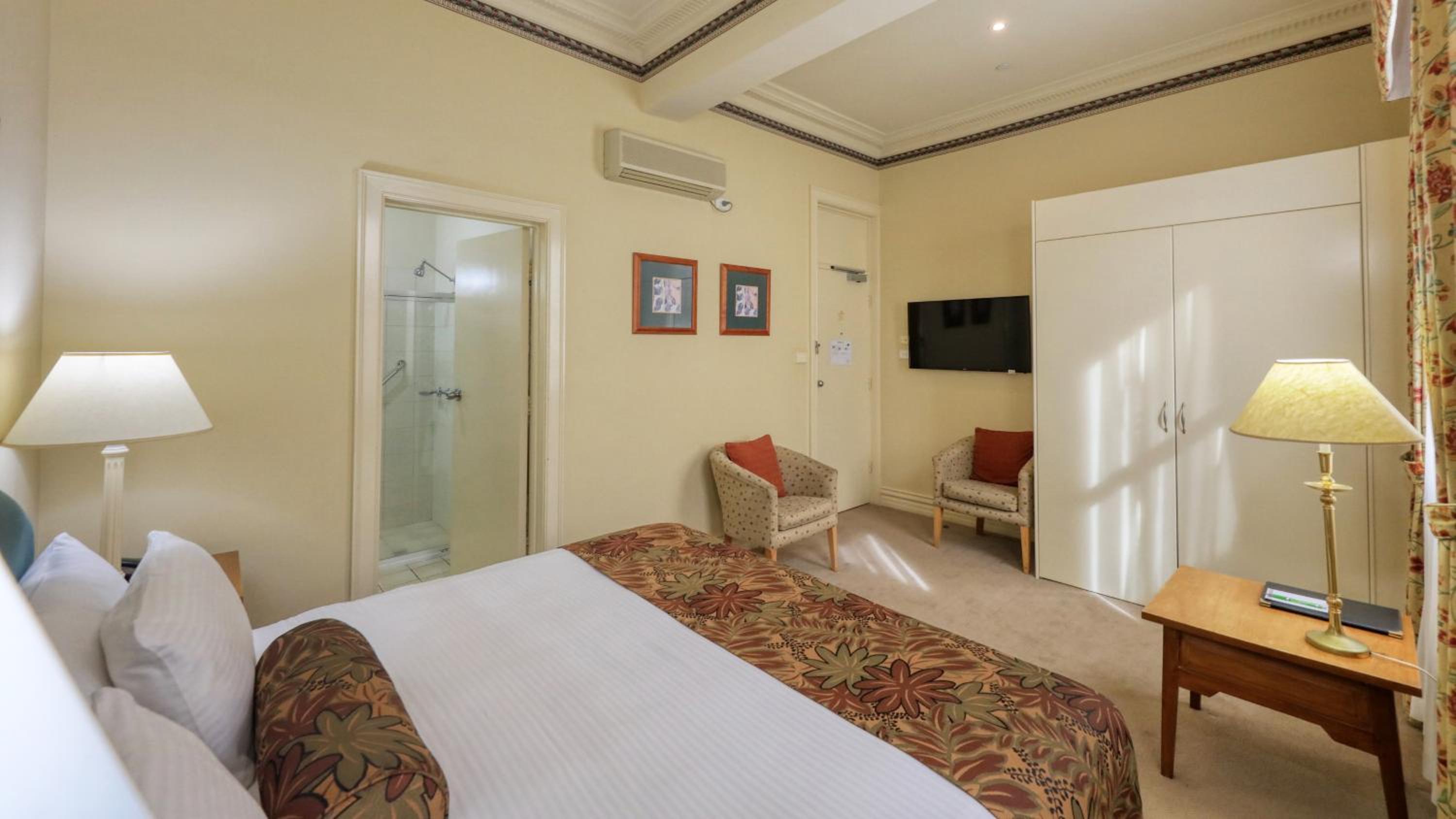 Standard Double Room - Photo 7