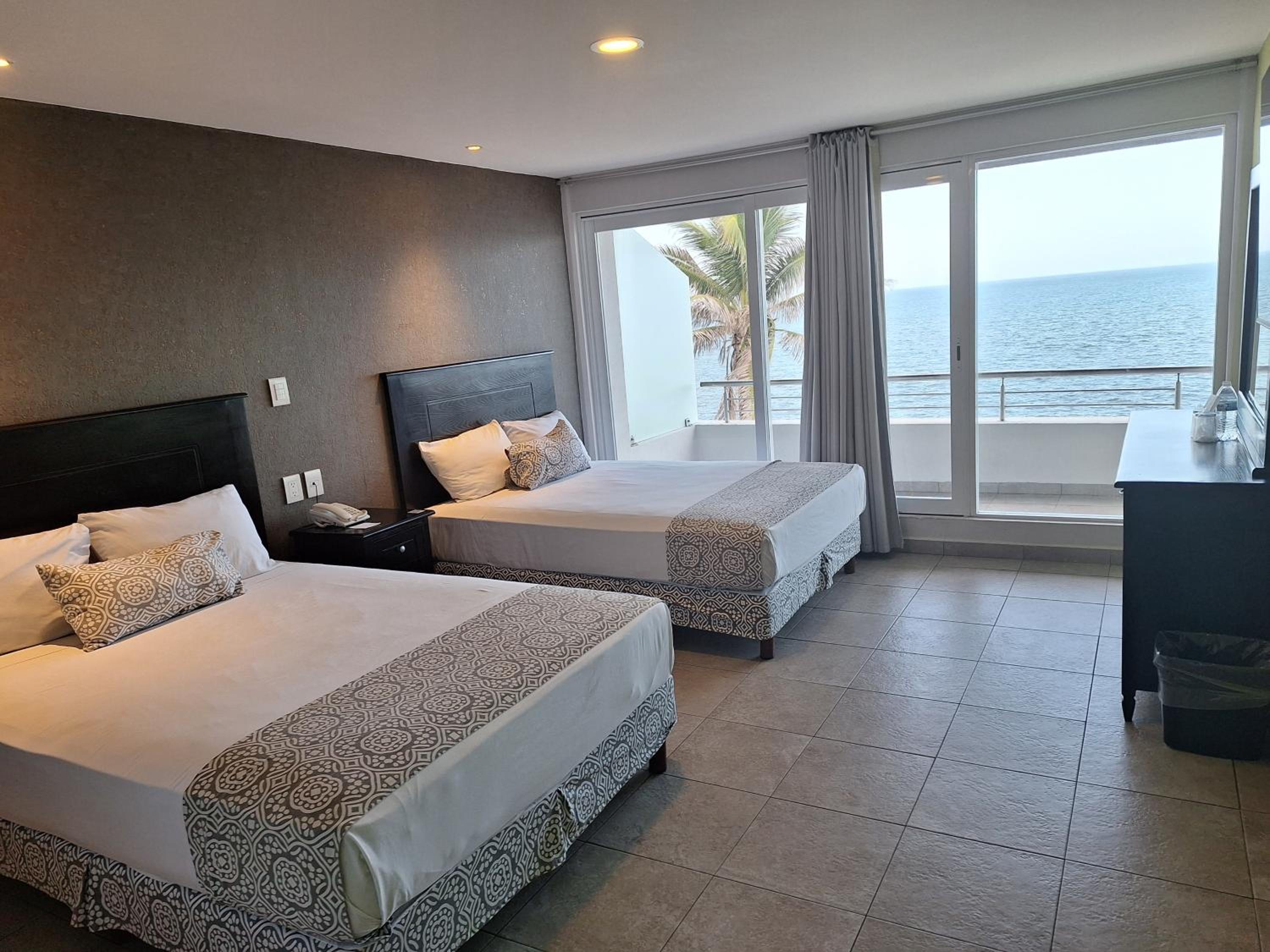 Twin Room with Sea View - Photo 3