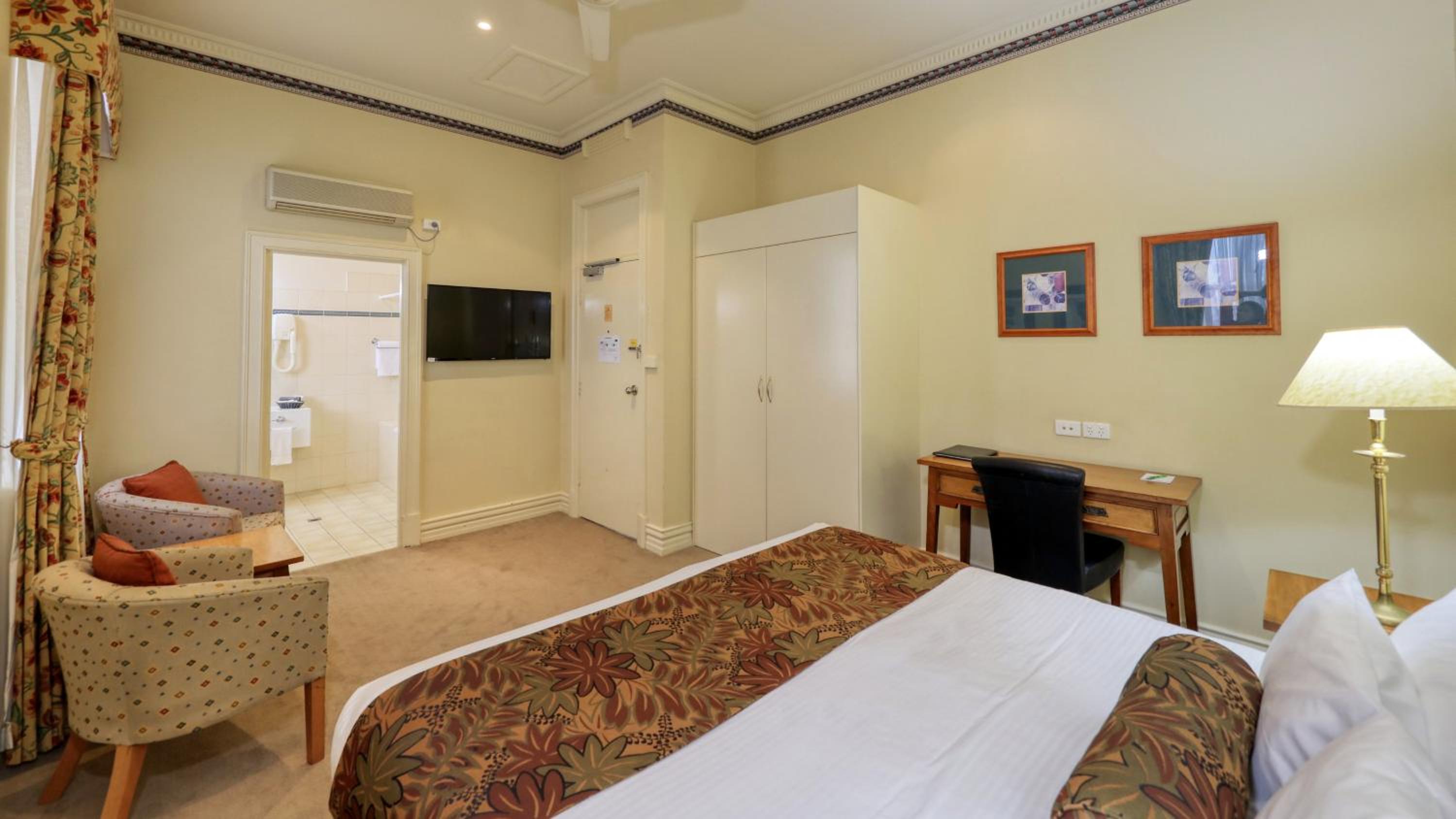 Deluxe Double or Twin Room - Photo 8