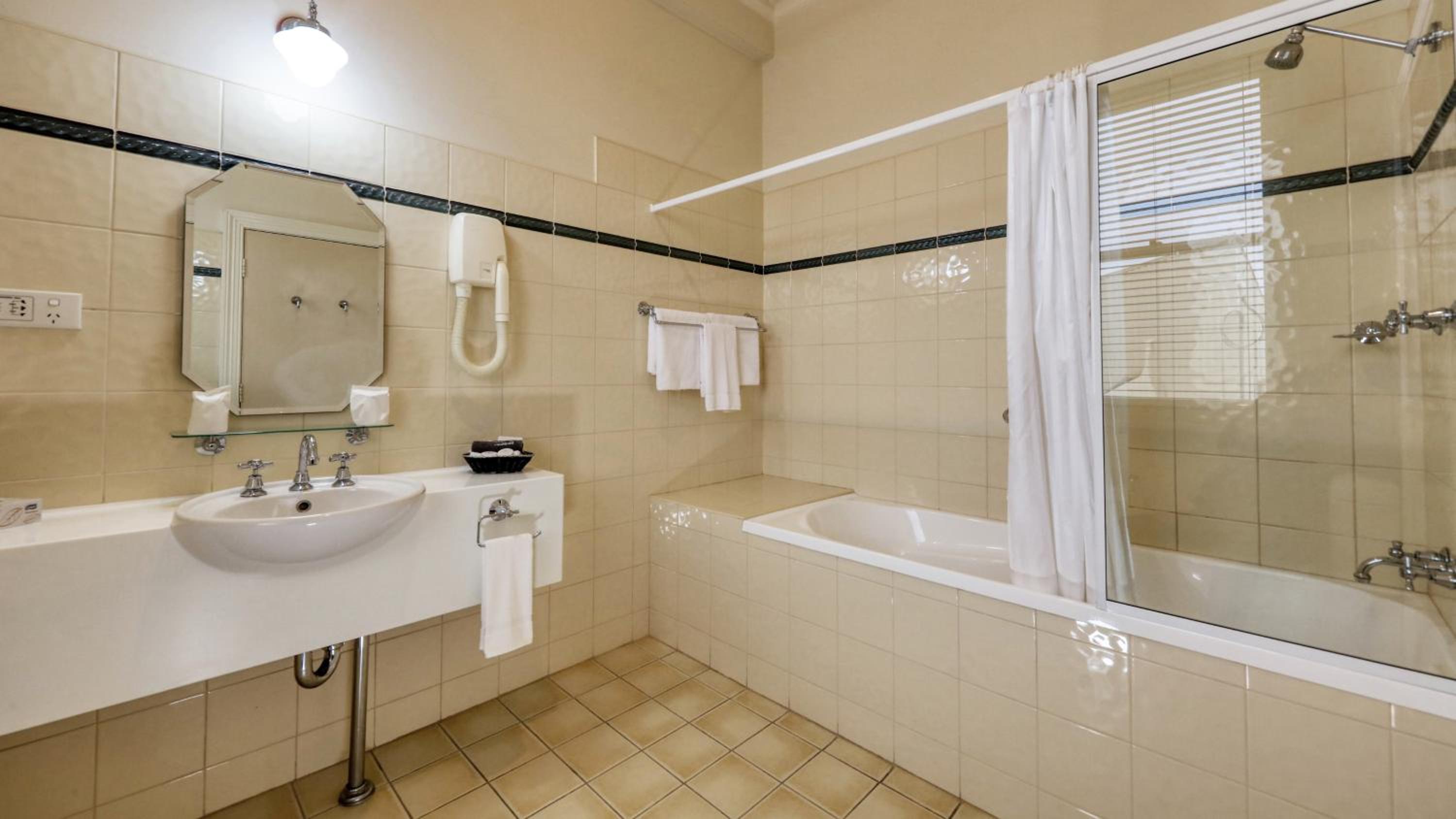 Deluxe Double or Twin Room - Photo 7
