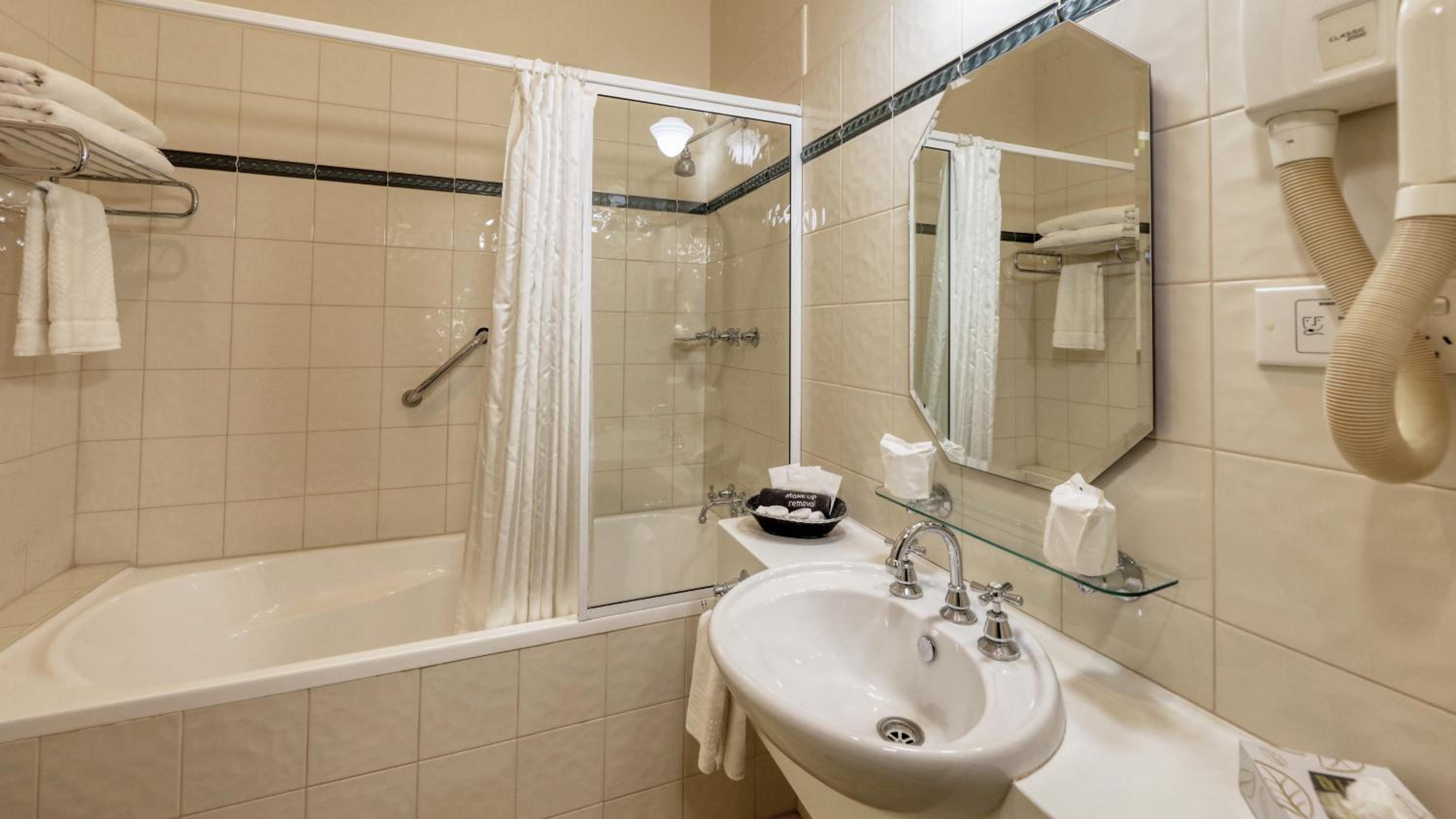 Deluxe Double or Twin Room - Photo 9