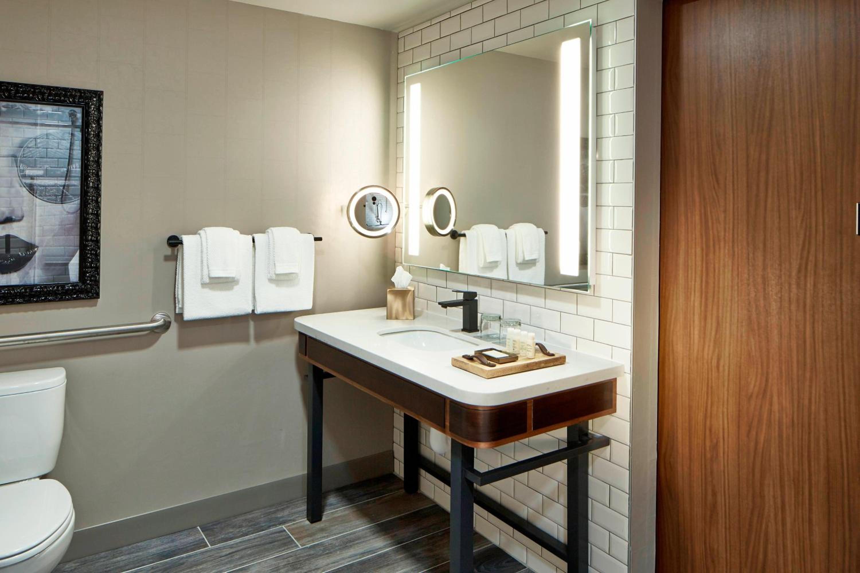 Deluxe King Room - Photo 7