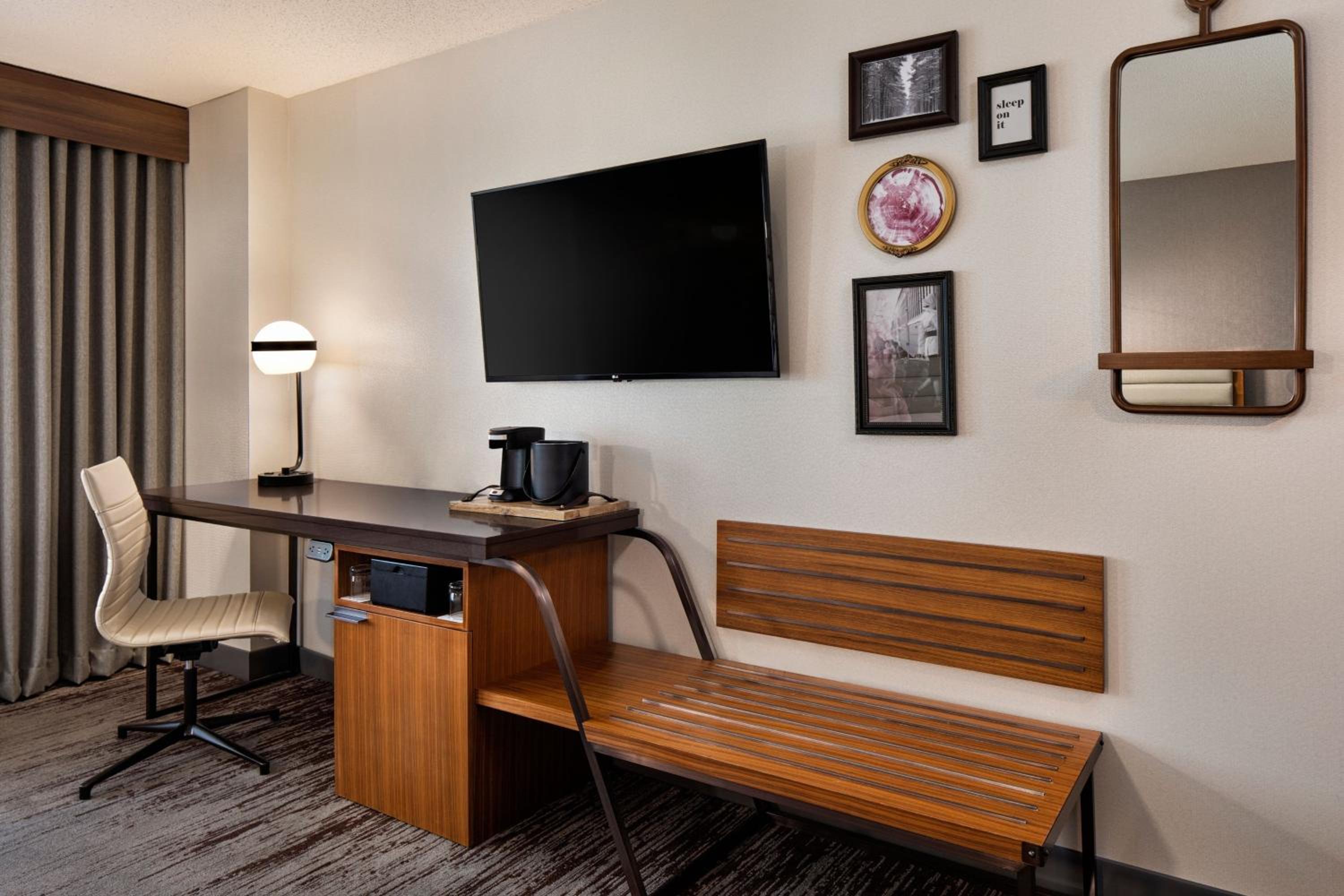 Deluxe King Room - Photo 4