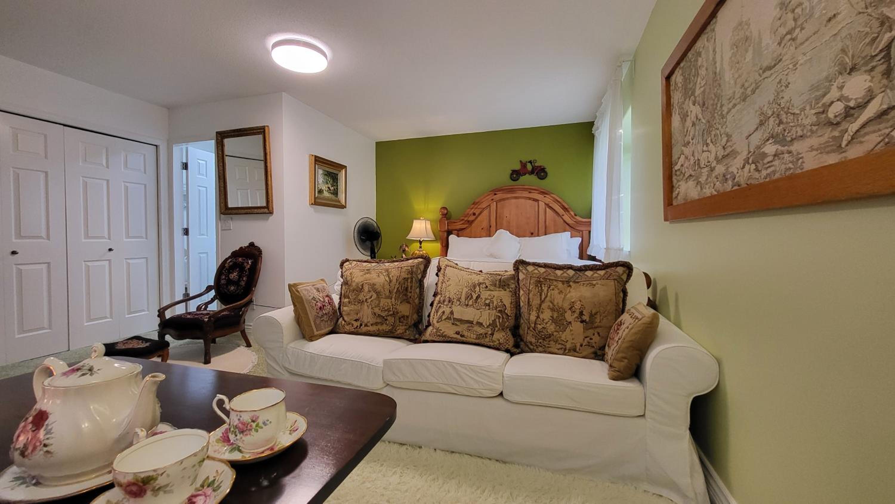Deluxe Double Room (2 Adults + 1 Child) photo 2