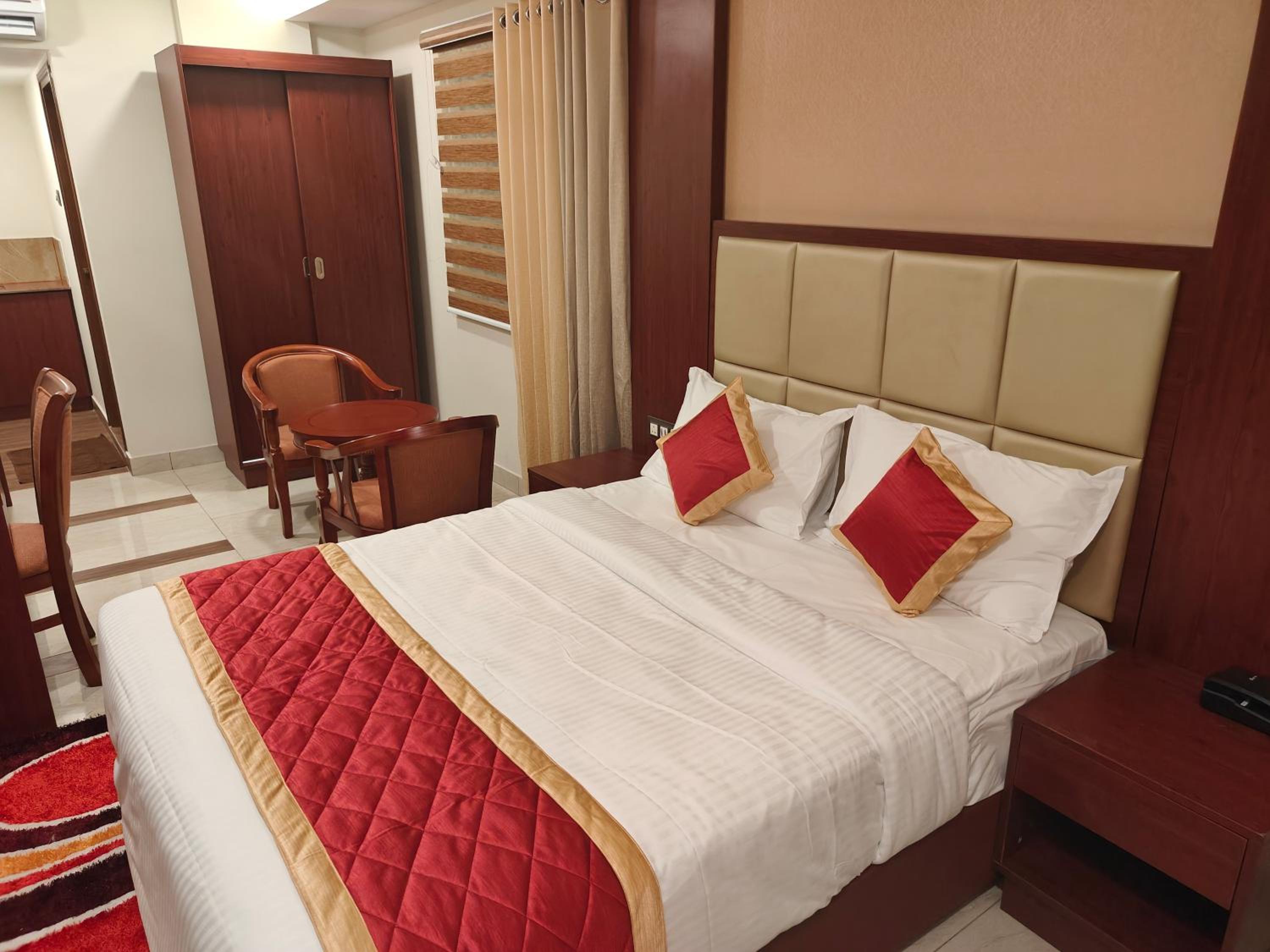 Queen Suite - Photo 1