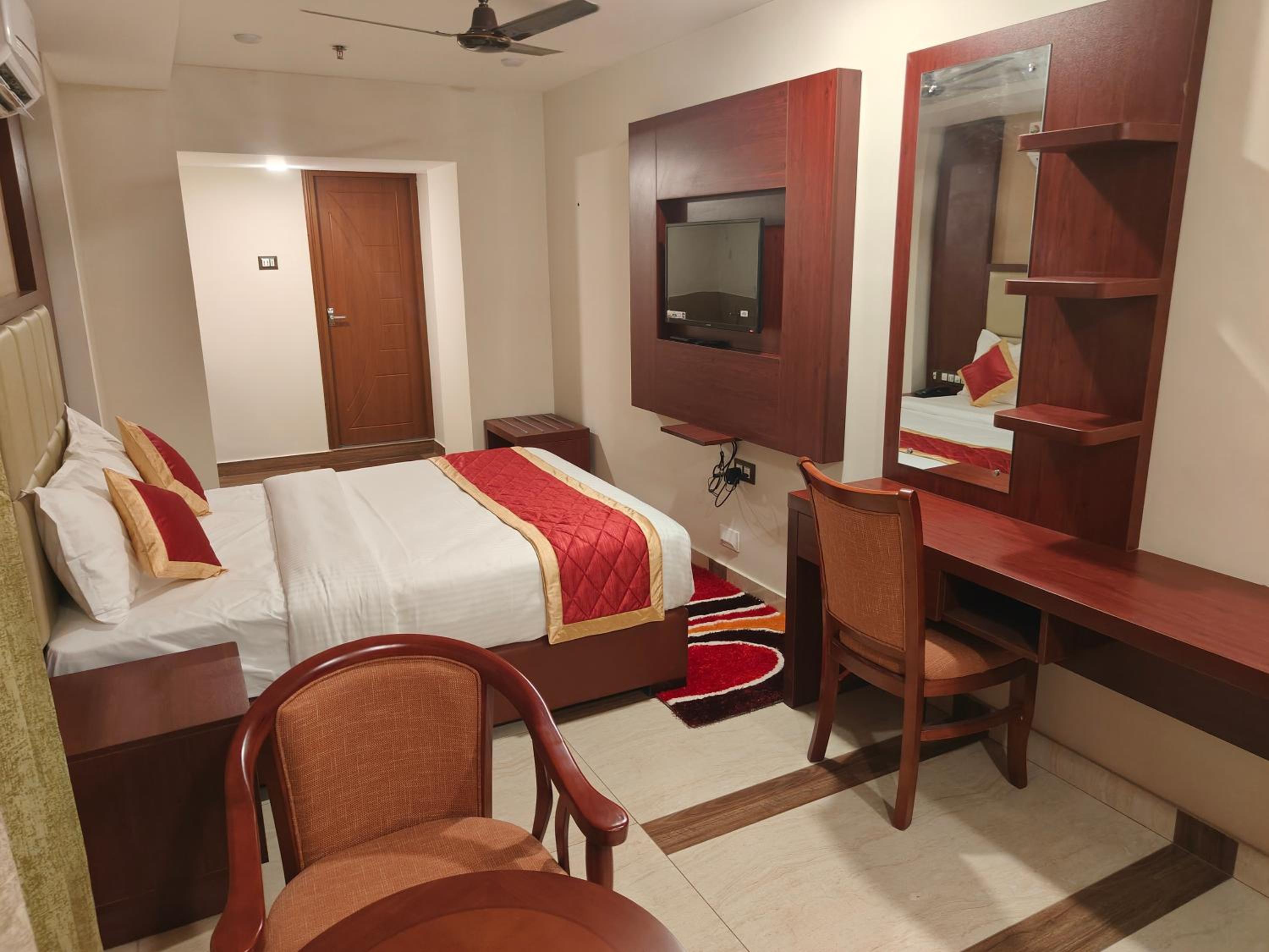 Queen Suite - Photo 2