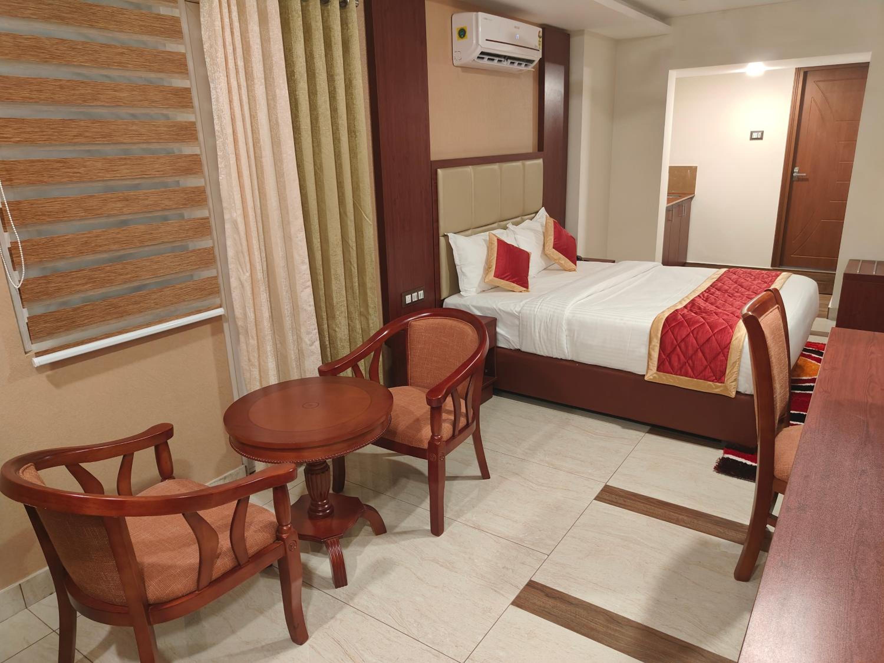 Queen Suite - Photo 4