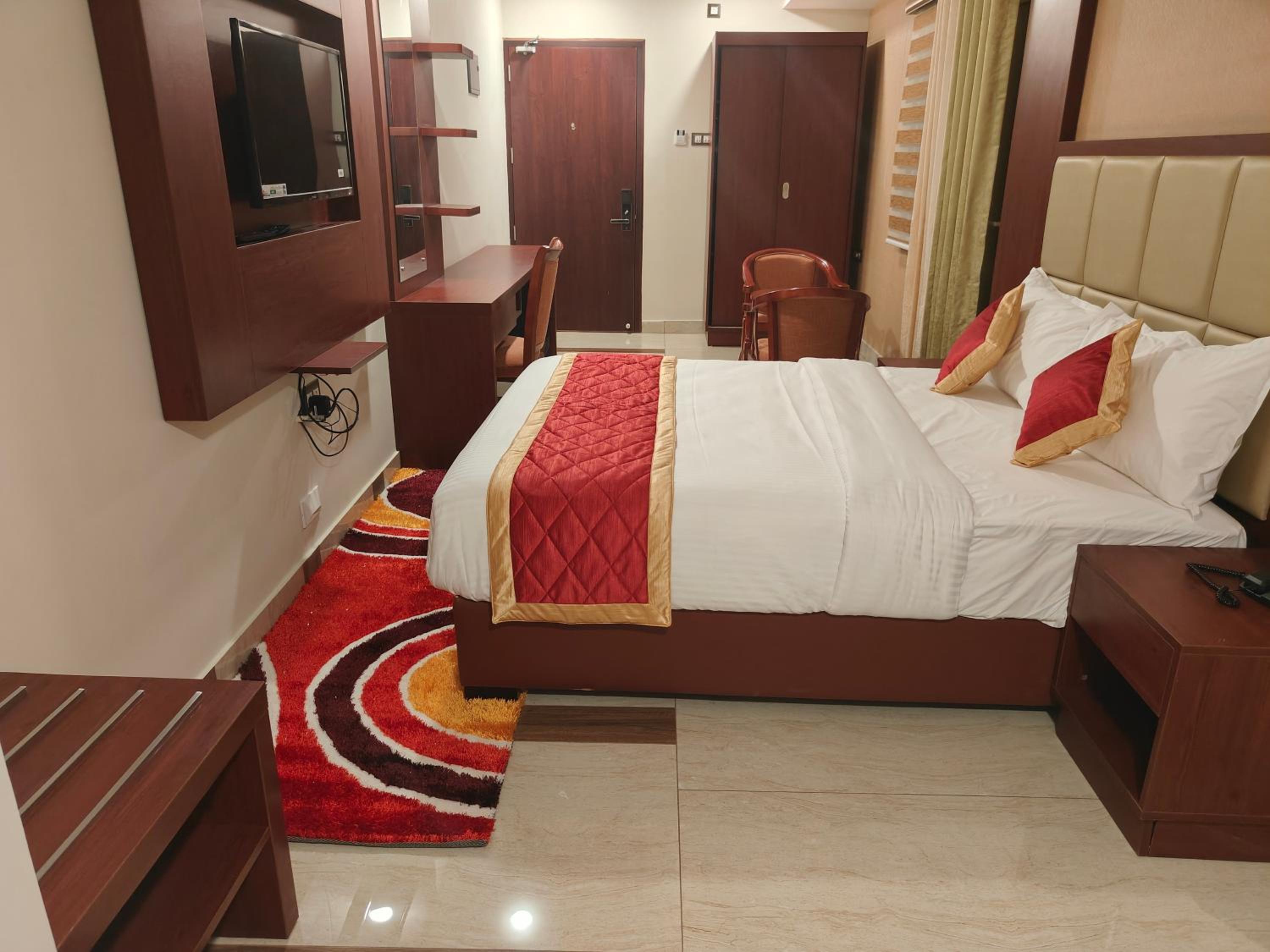 Queen Suite - Photo 10