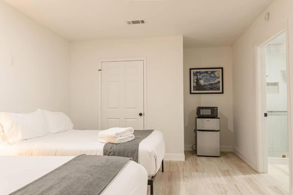 Five-Bedroom House photo 2