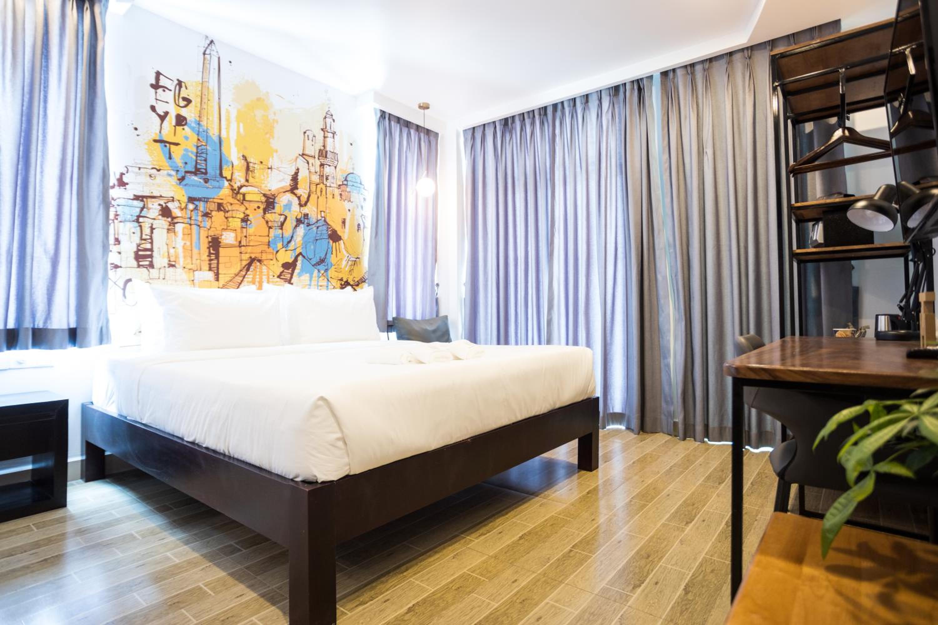 Deluxe King Room - Photo 3