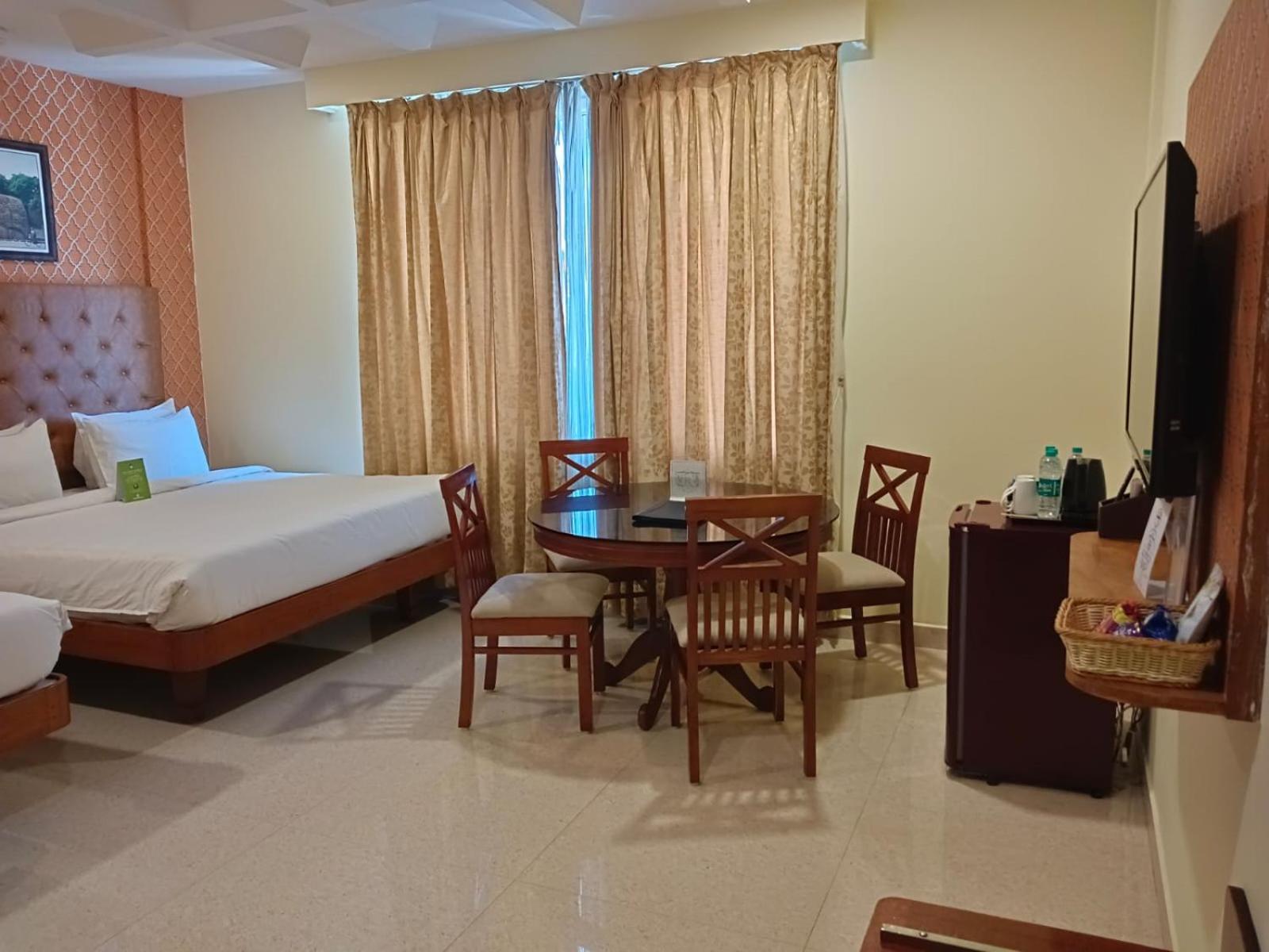 Deluxe Double Room (2 Adults + 1 Child) - Photo 1