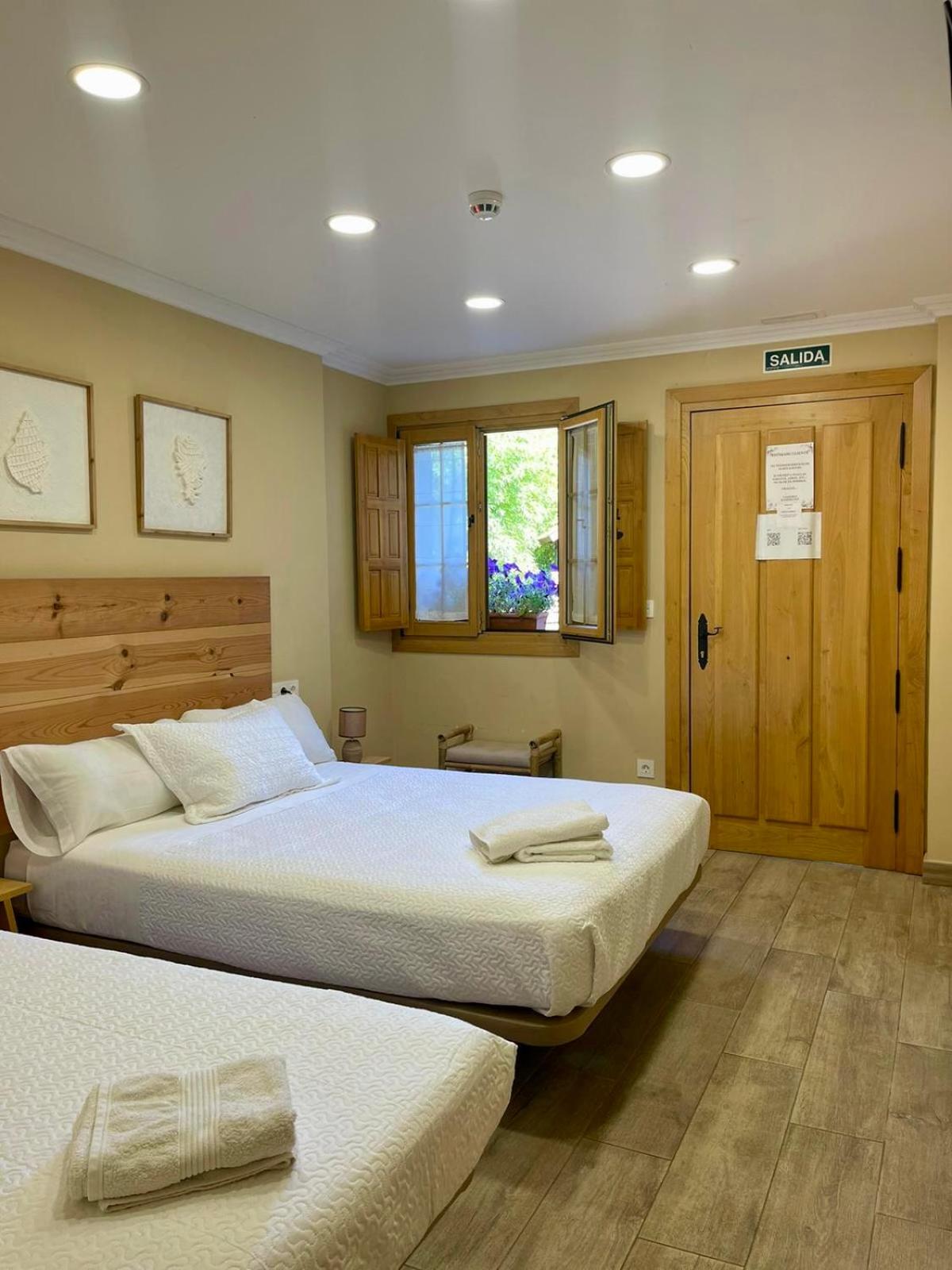 Deluxe Double Room - Photo 9