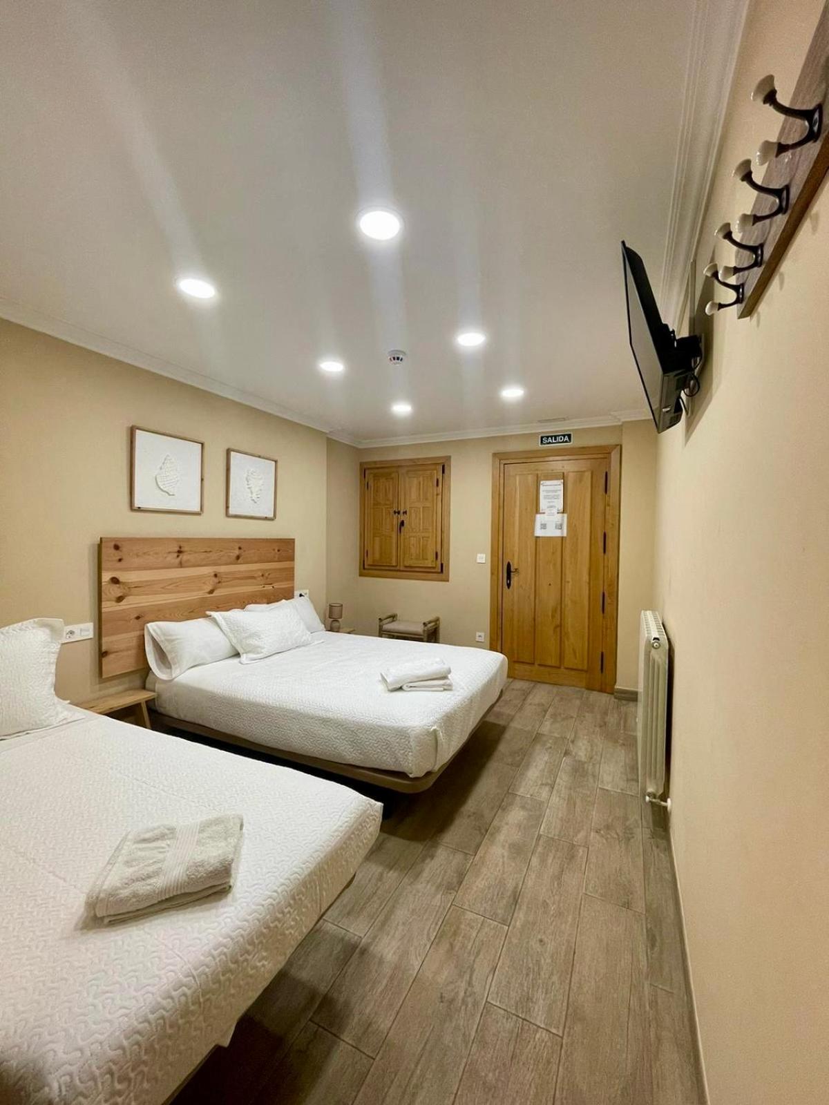 Deluxe Double Room - Photo 11
