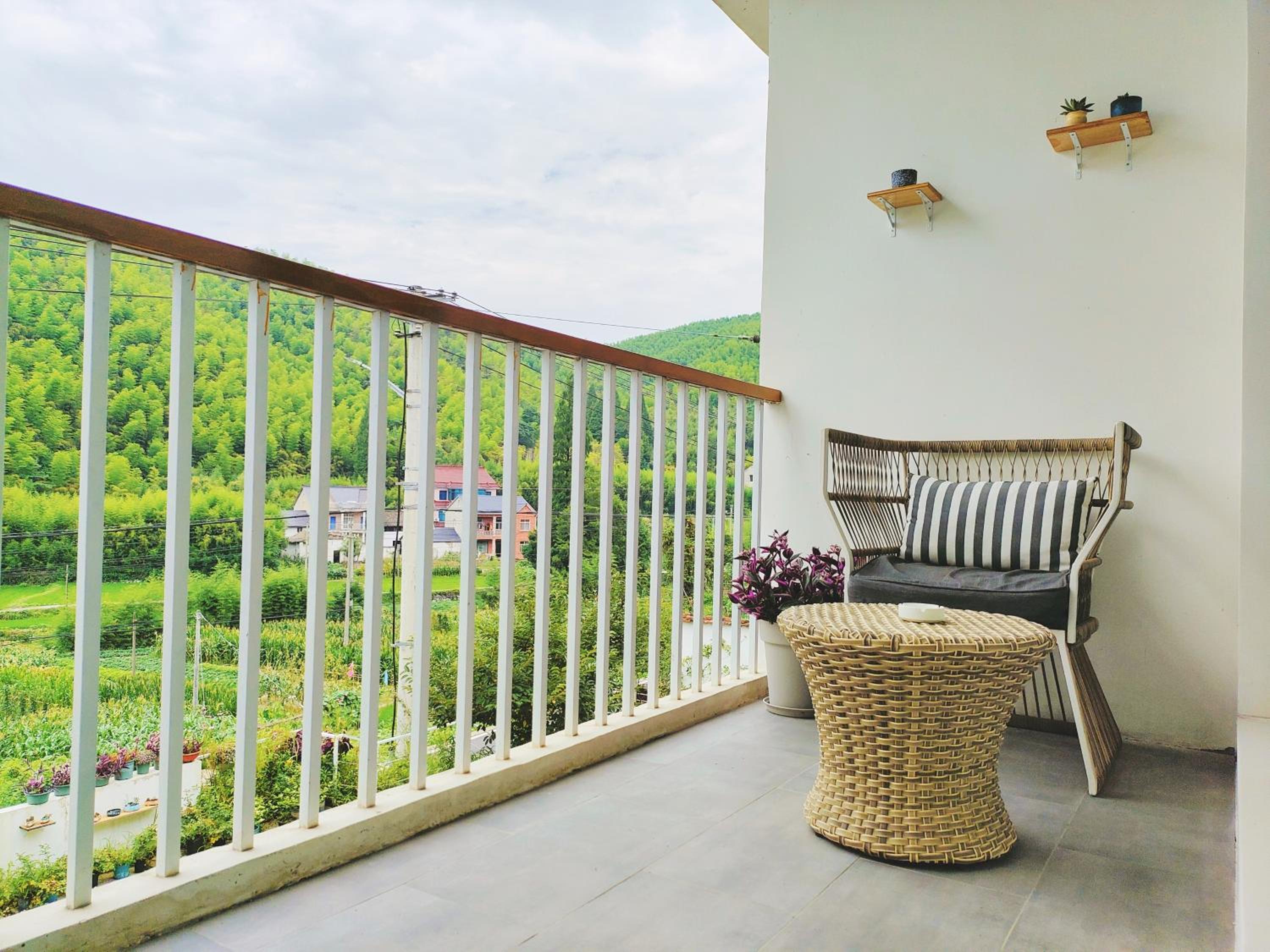 Family Room With Balcony photo 2