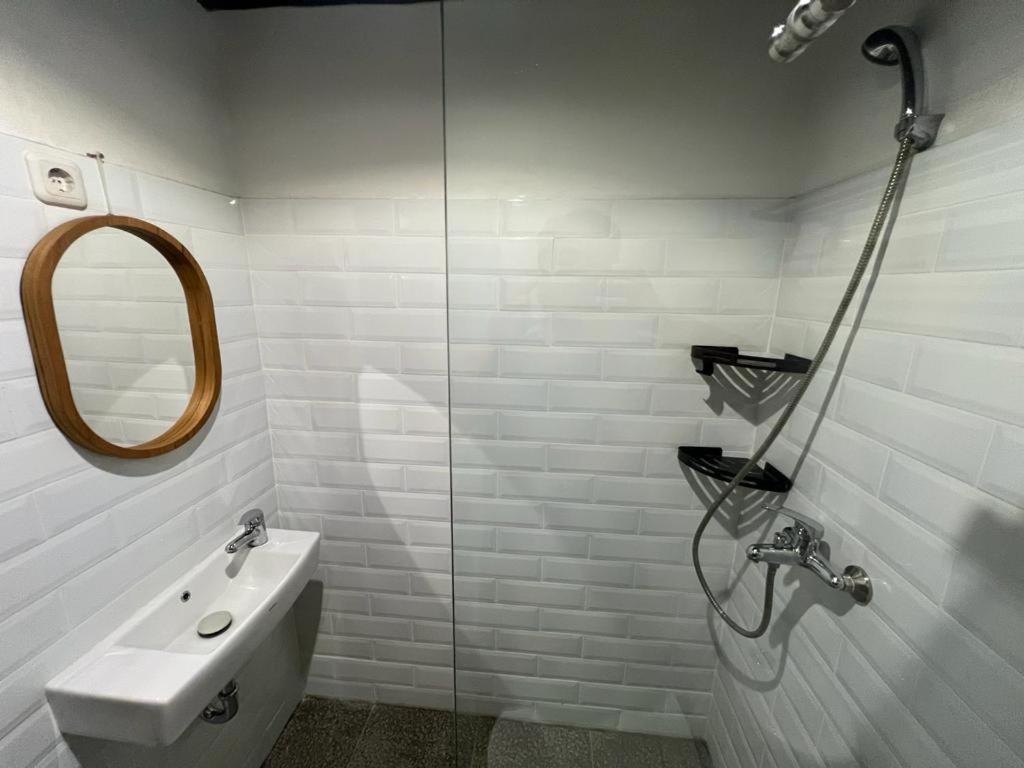Standard King Room - Photo 25