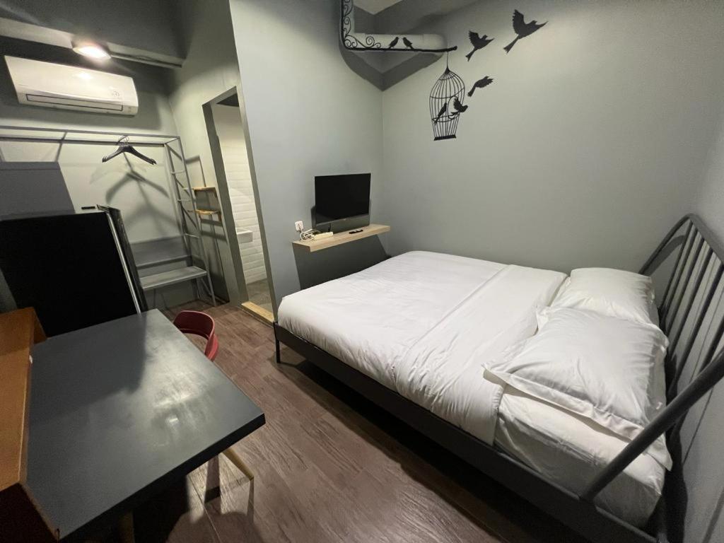 Standard King Room - Photo 23