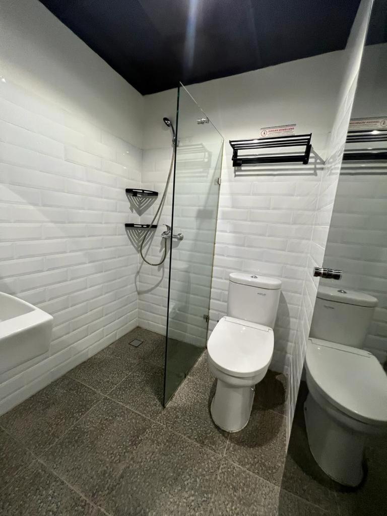 Standard King Room - Photo 24