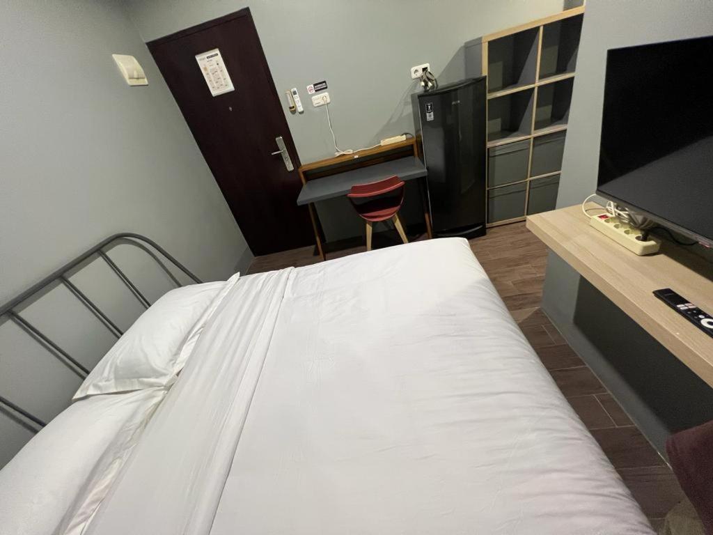 Standard King Room - Photo 26