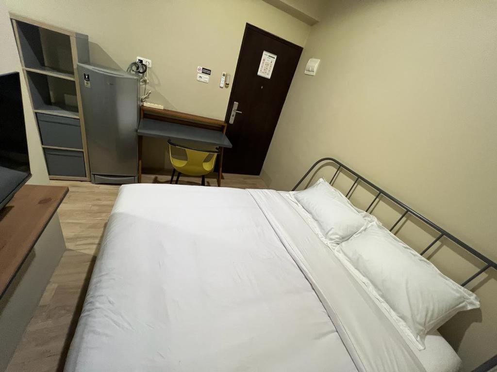 Standard King Room - Photo 18