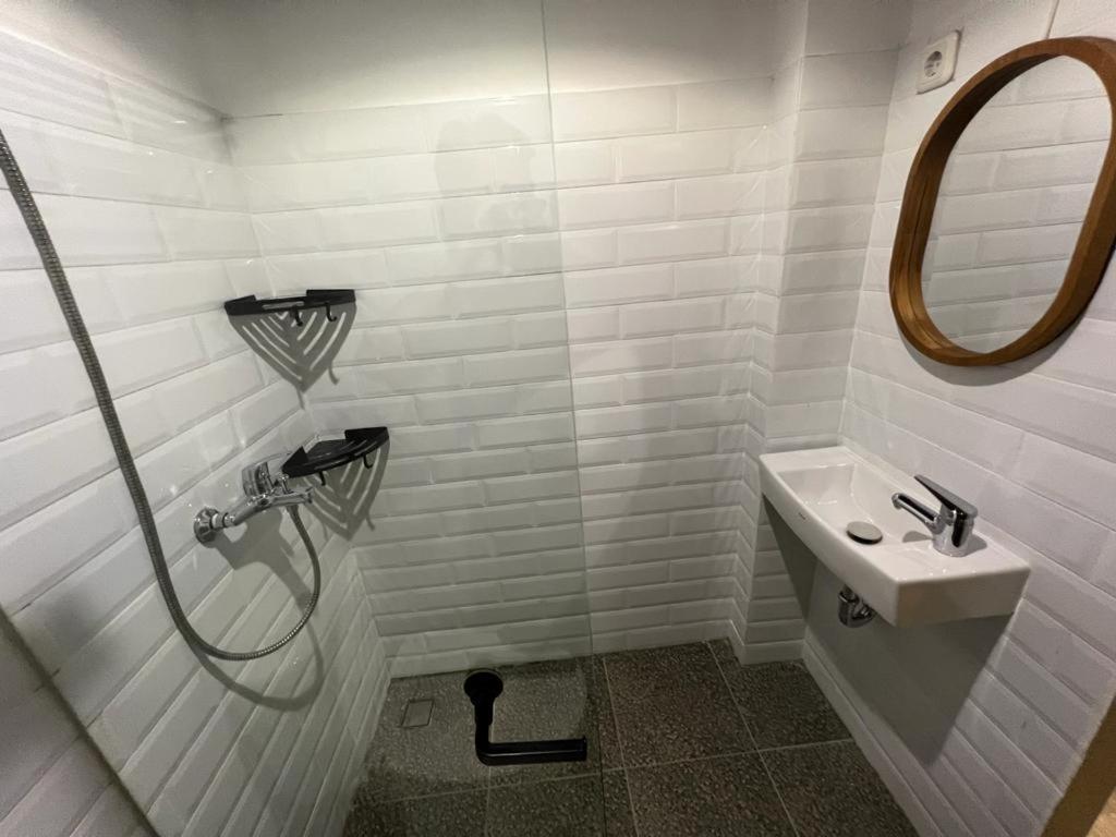 Standard King Room - Photo 20