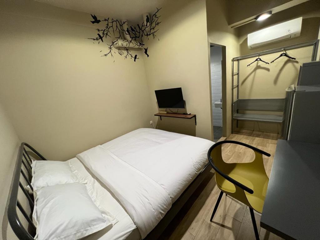 Standard King Room - Photo 19